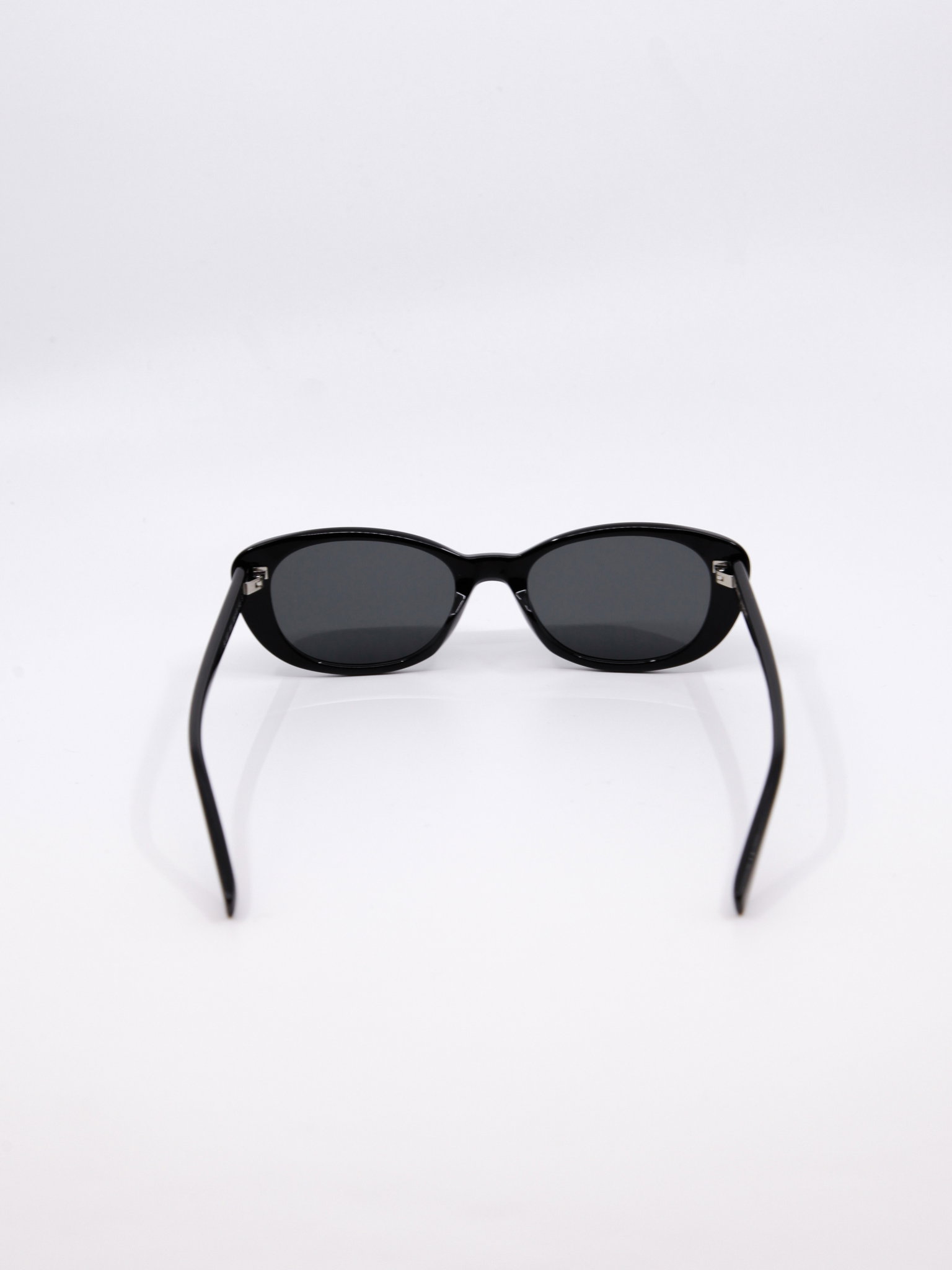 Svart solbrille med avrundet cateye fasong