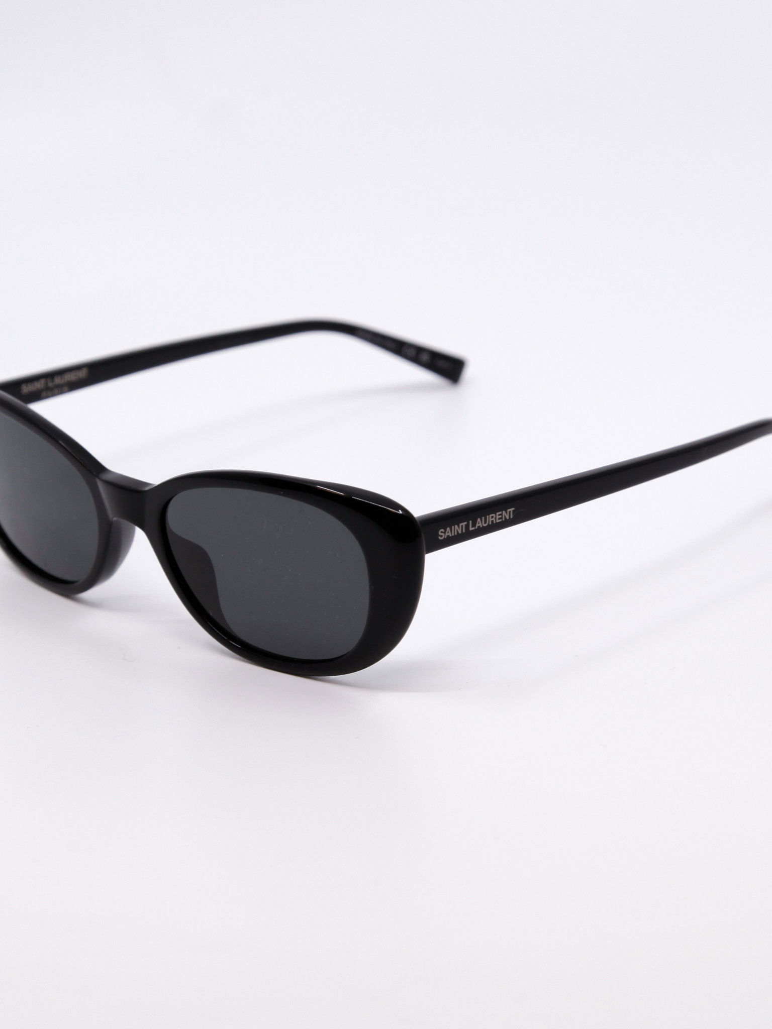 Svart solbrille med avrundet cateye fasong