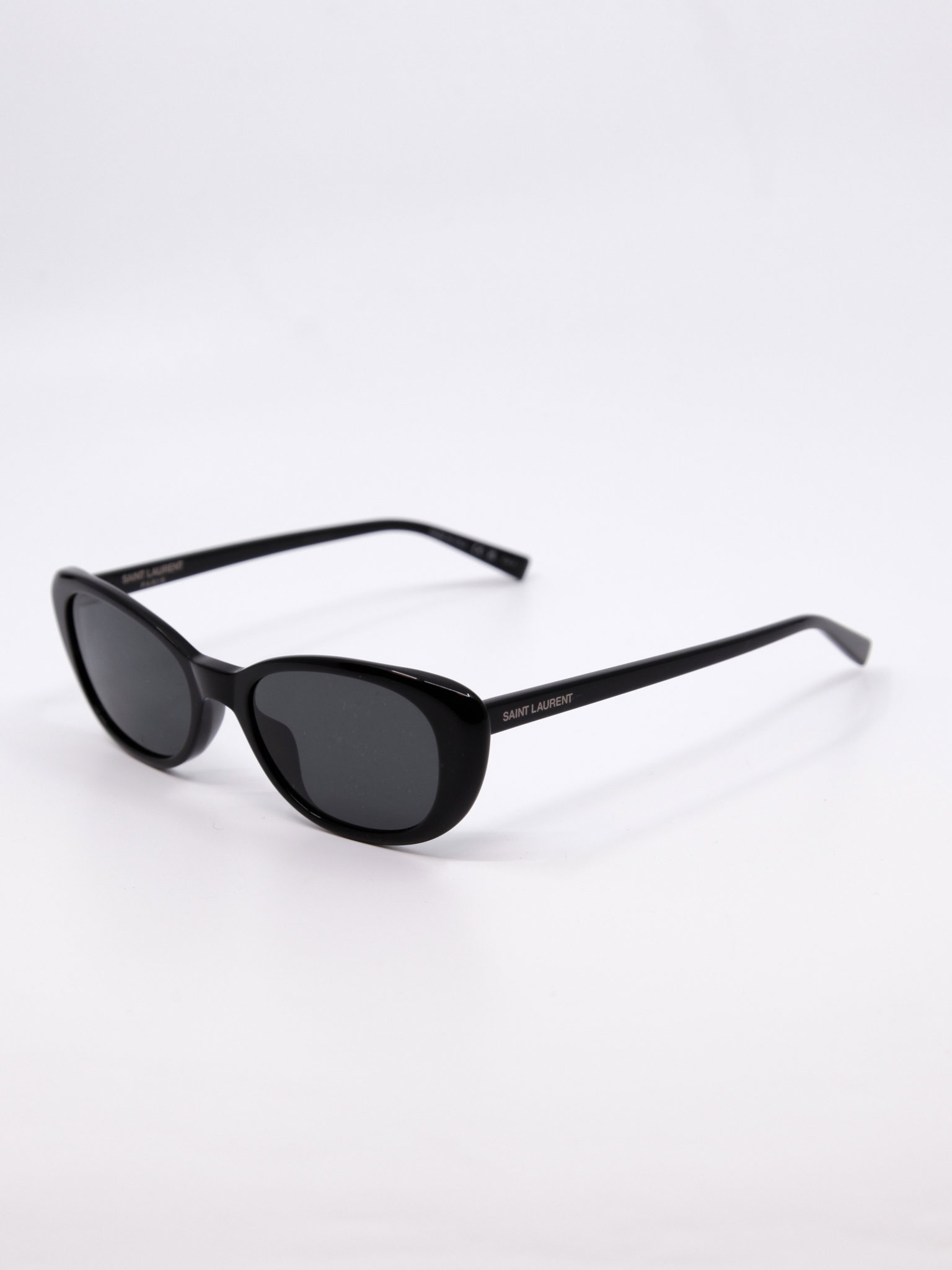 Svart solbrille med avrundet cateye fasong