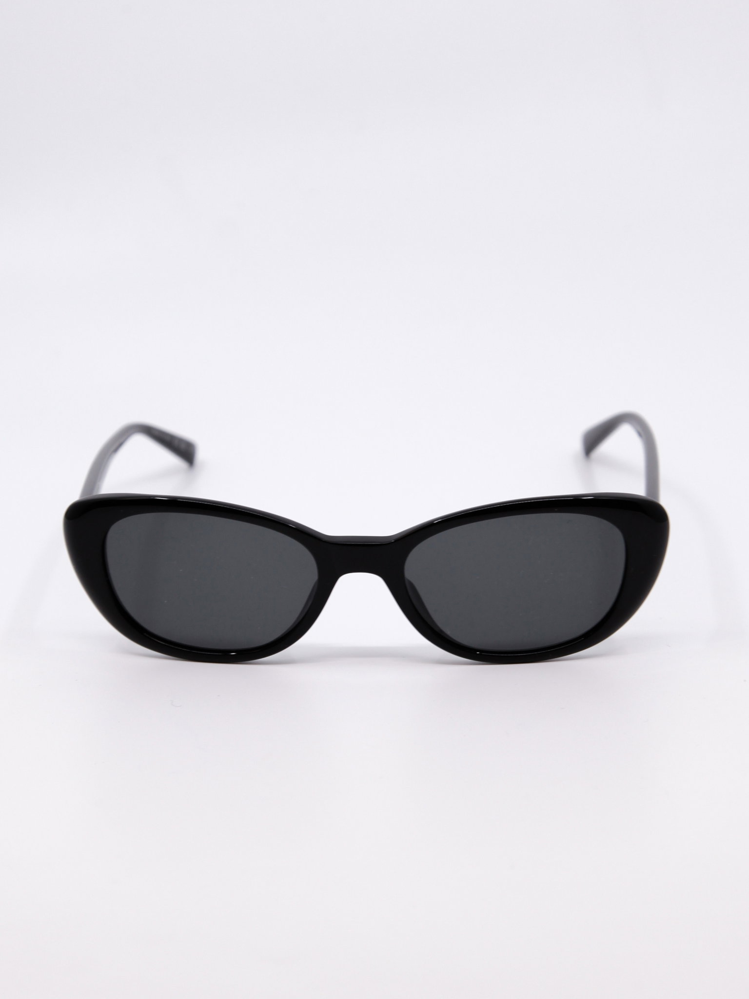 Svart solbrille med avrundet cateye fasong