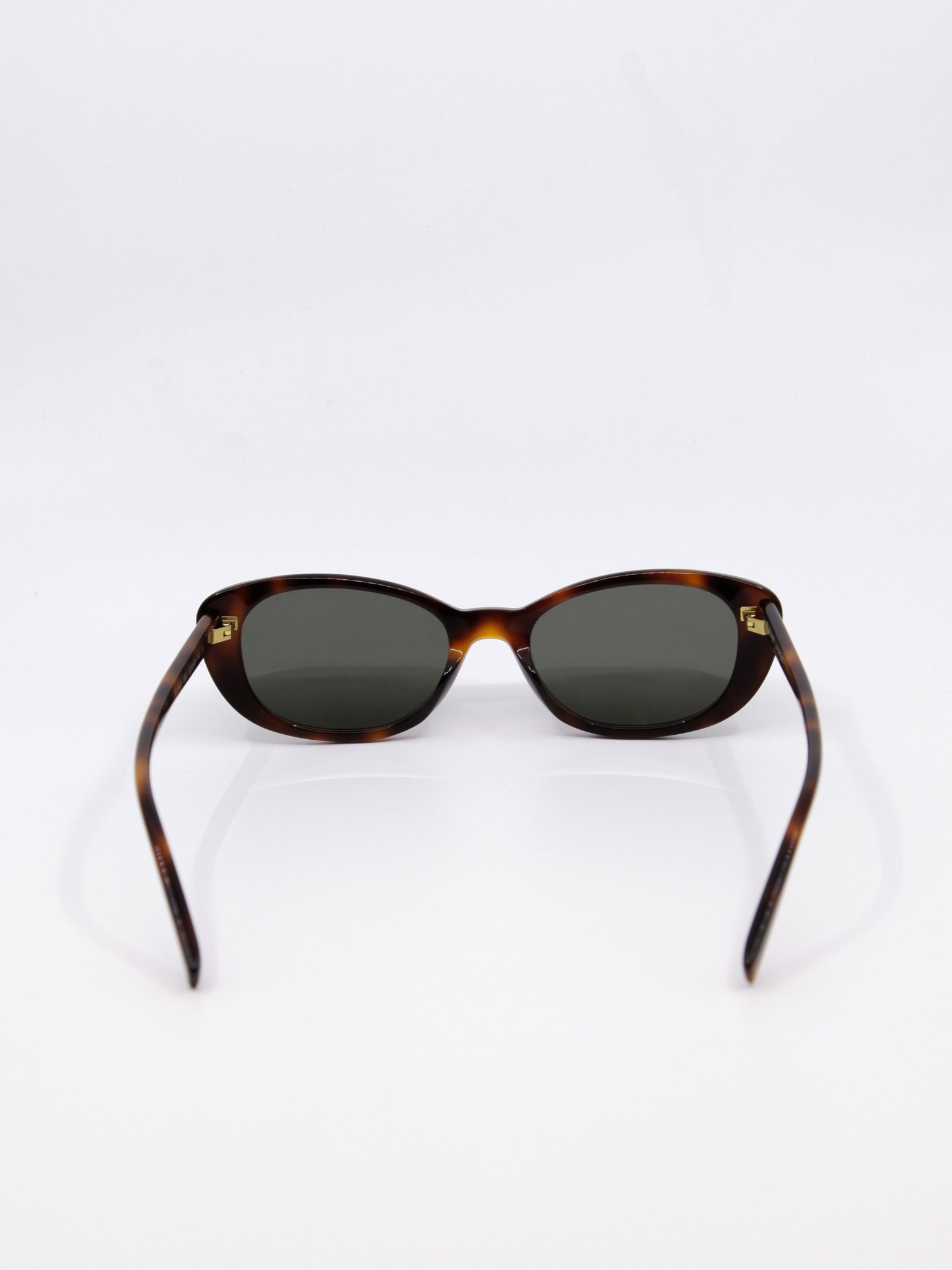 Solbrille med avrundet cateye fasong i brun