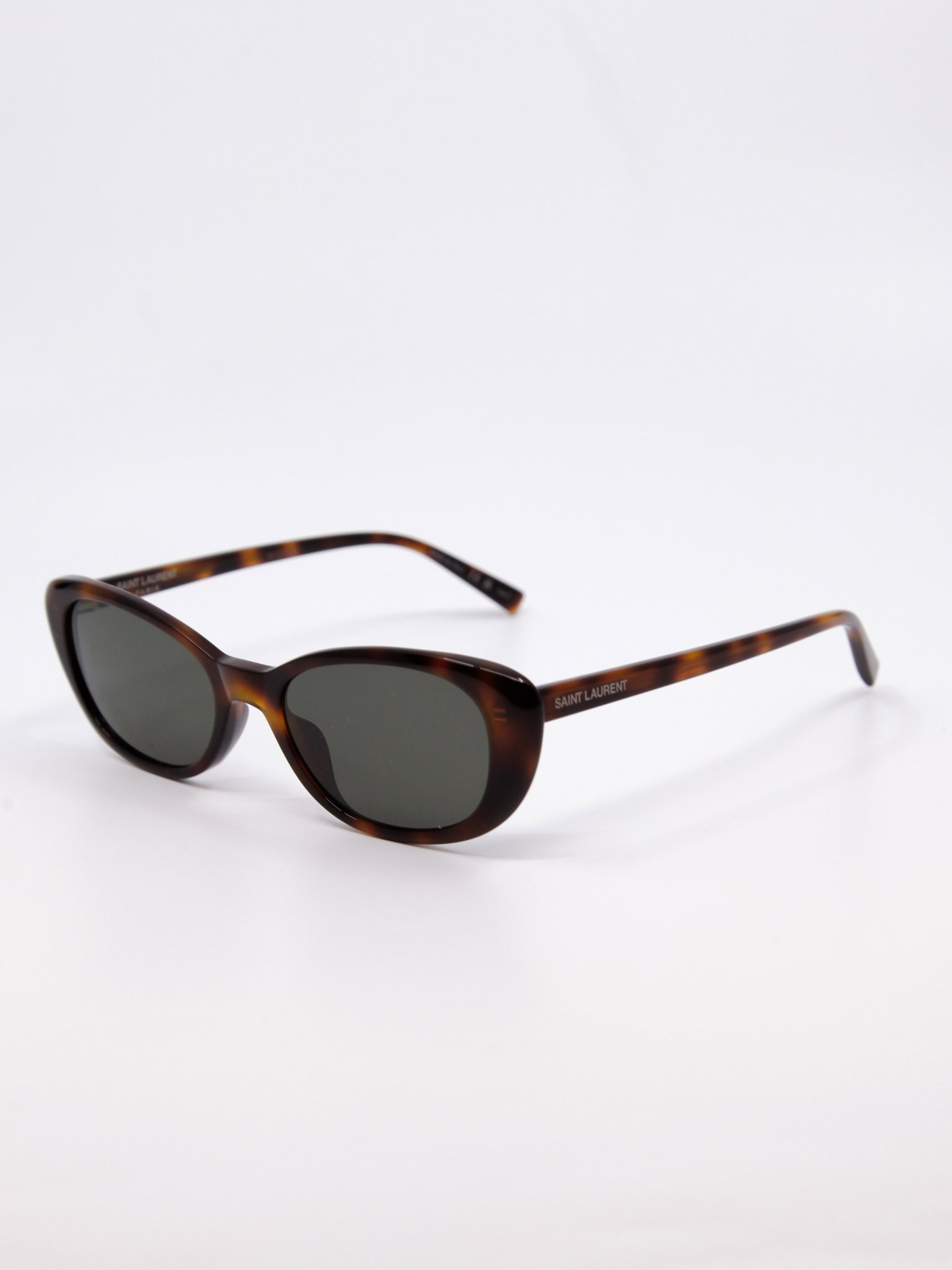 Solbrille med avrundet cateye fasong i brun