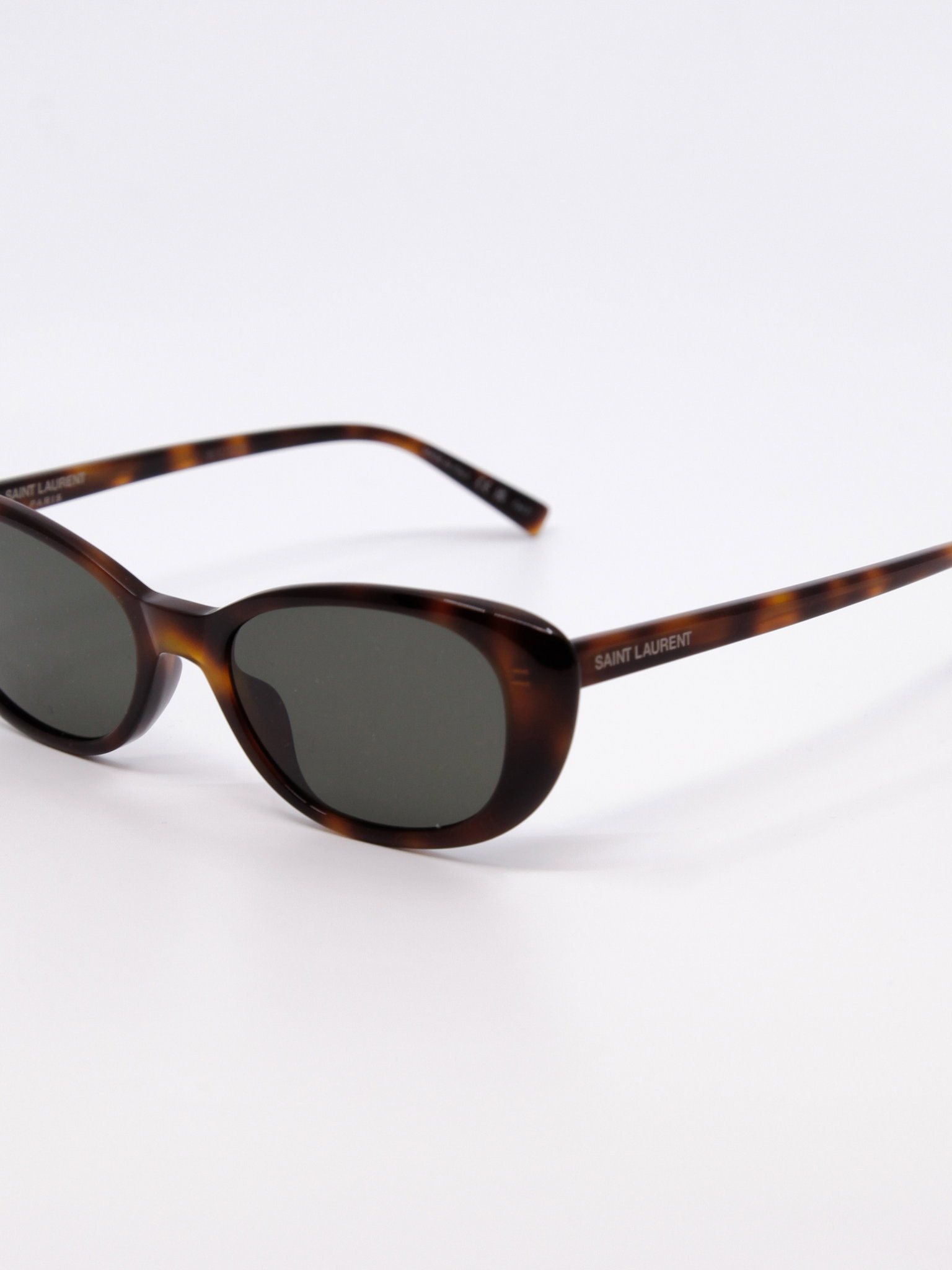 Solbrille med avrundet cateye fasong i brun