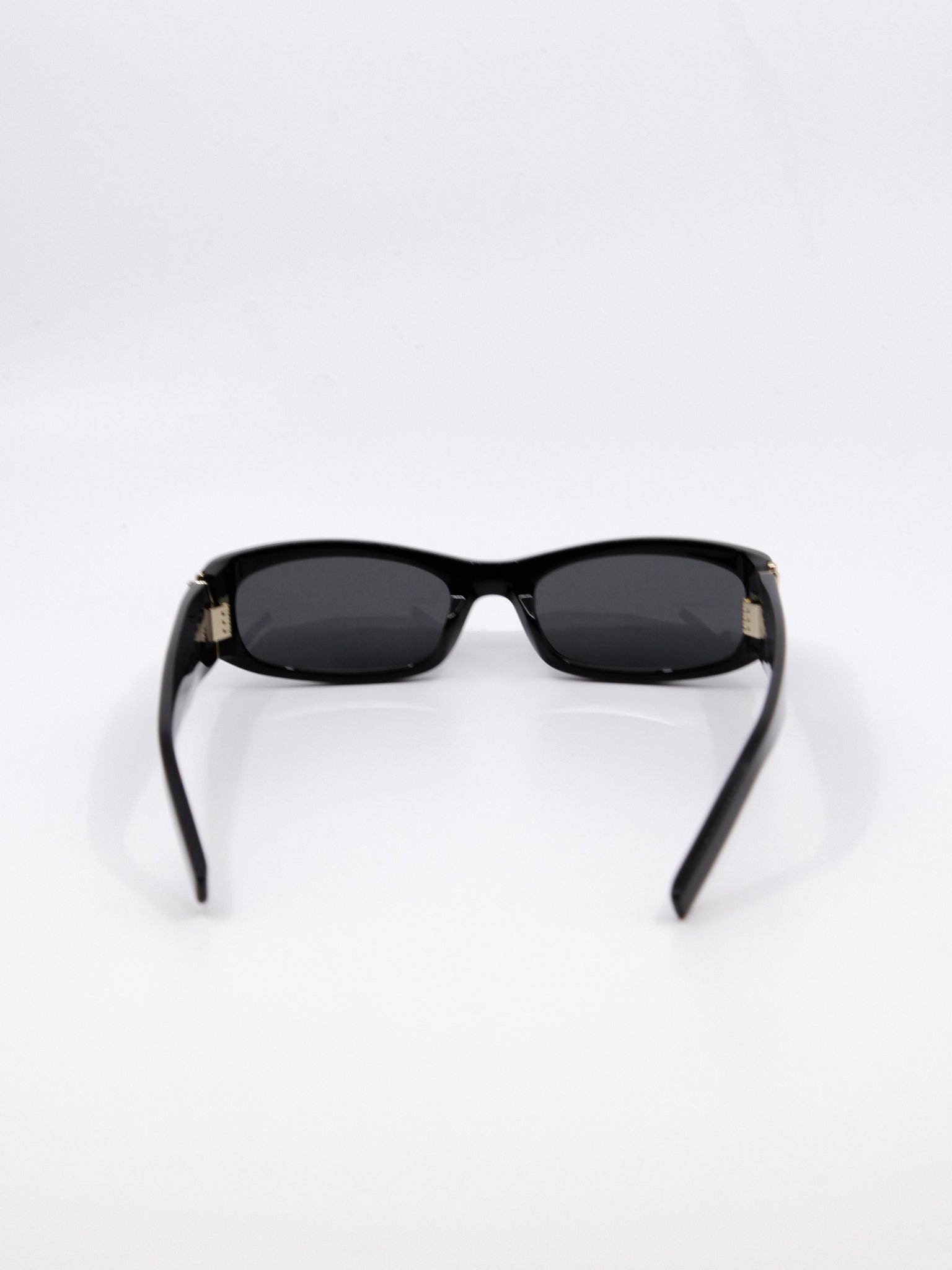 Solbrille i svart med en smal fasong og futurisk design