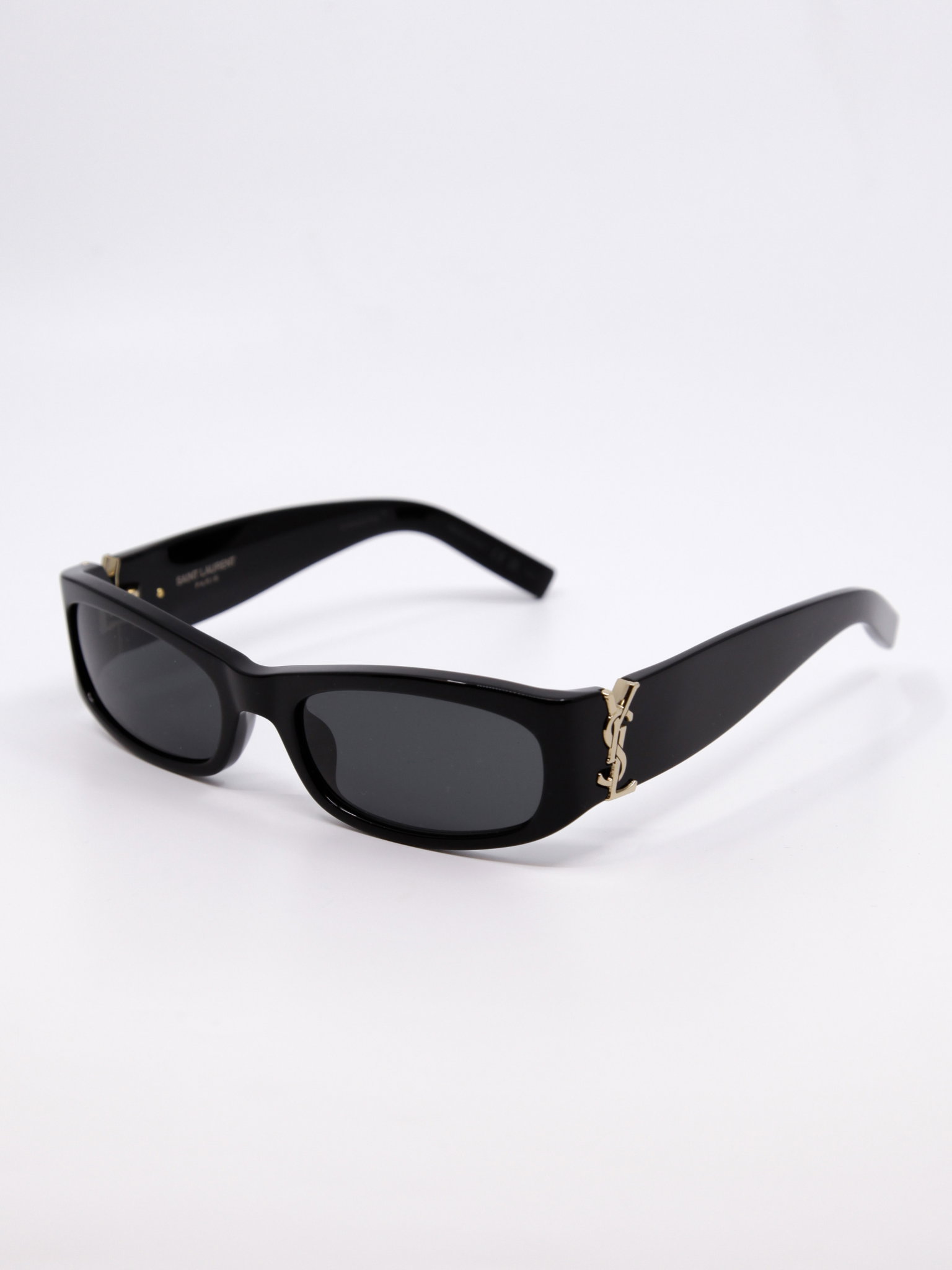 Solbrille i svart med en smal fasong og futurisk design