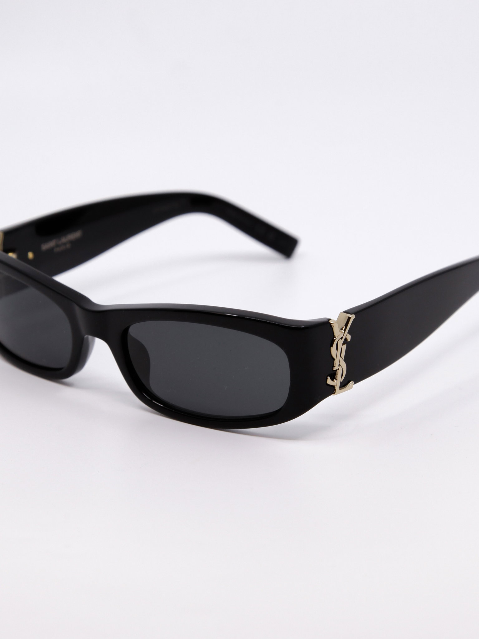 Solbrille i svart med en smal fasong og futurisk design