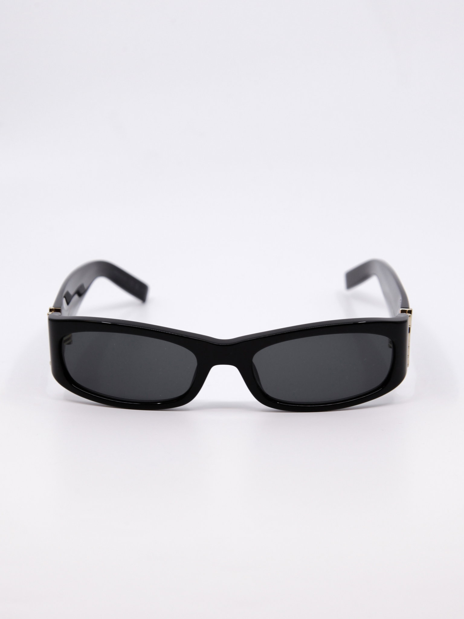 Solbrille i svart med en smal fasong og futurisk design