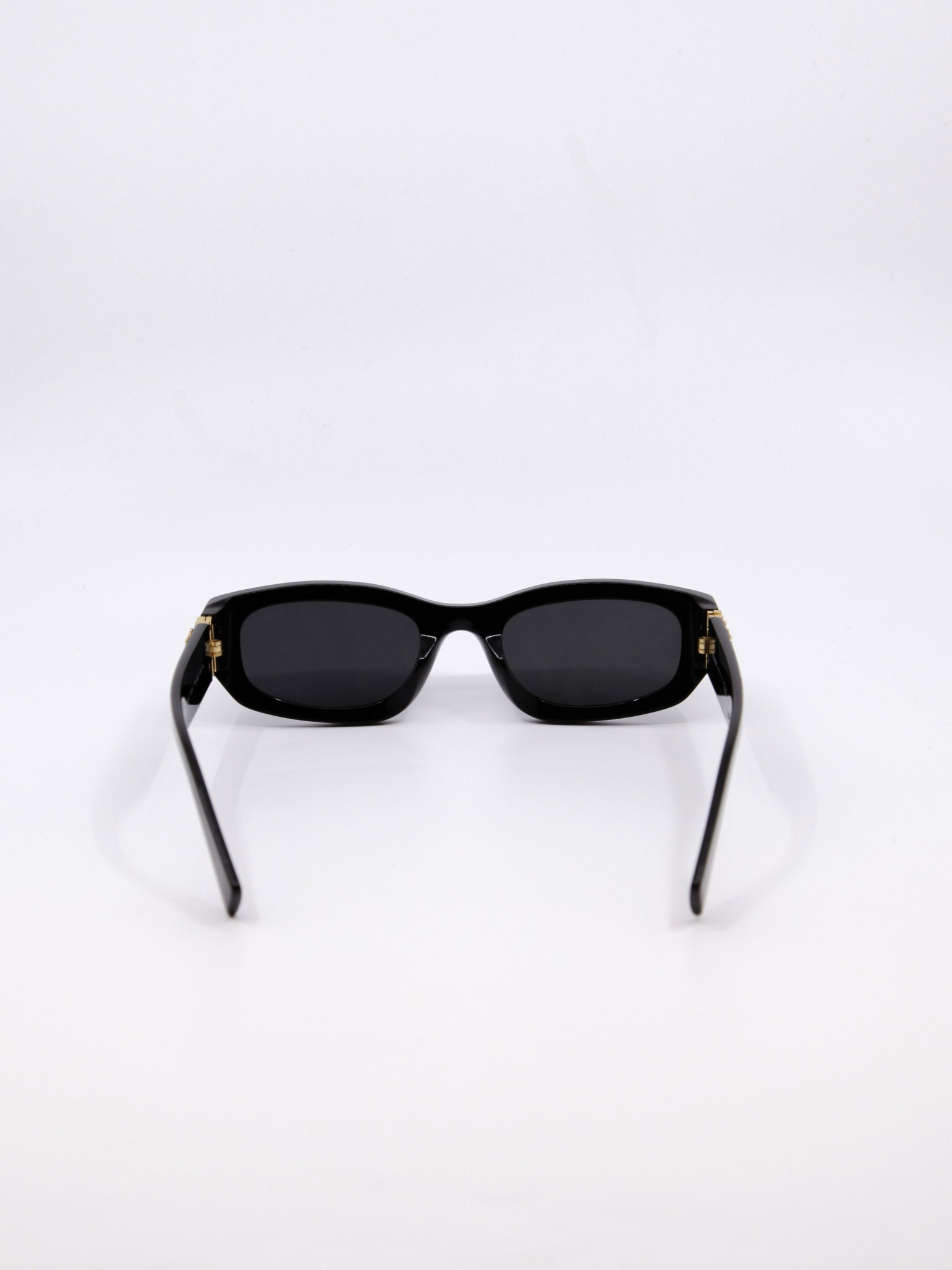 Svart solbrille med klassisk og tidløst design