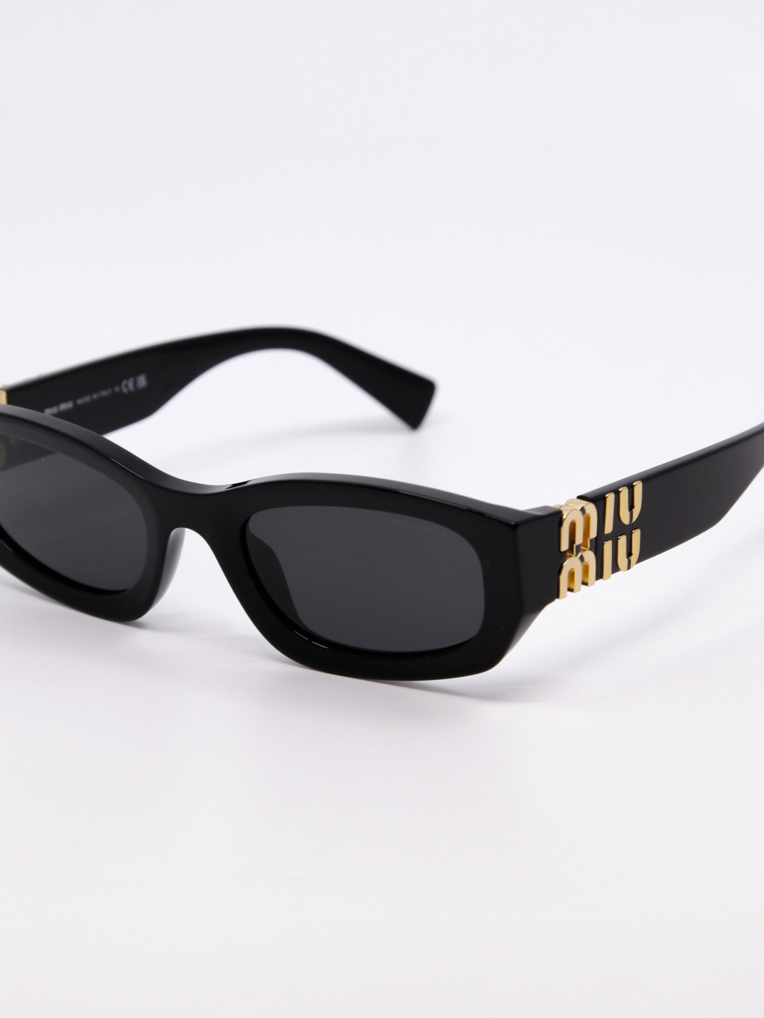 Svart solbrille med klassisk og tidløst design