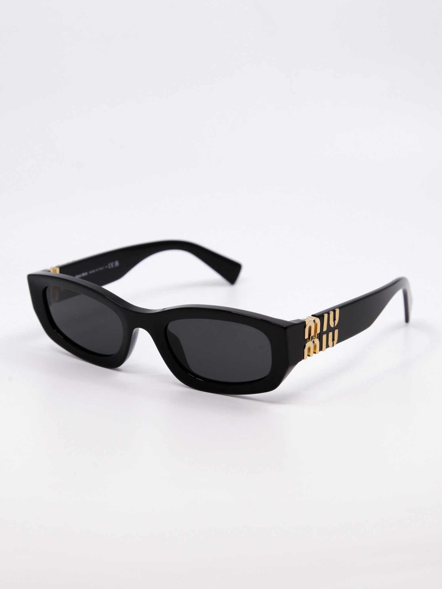 Svart solbrille med klassisk og tidløst design