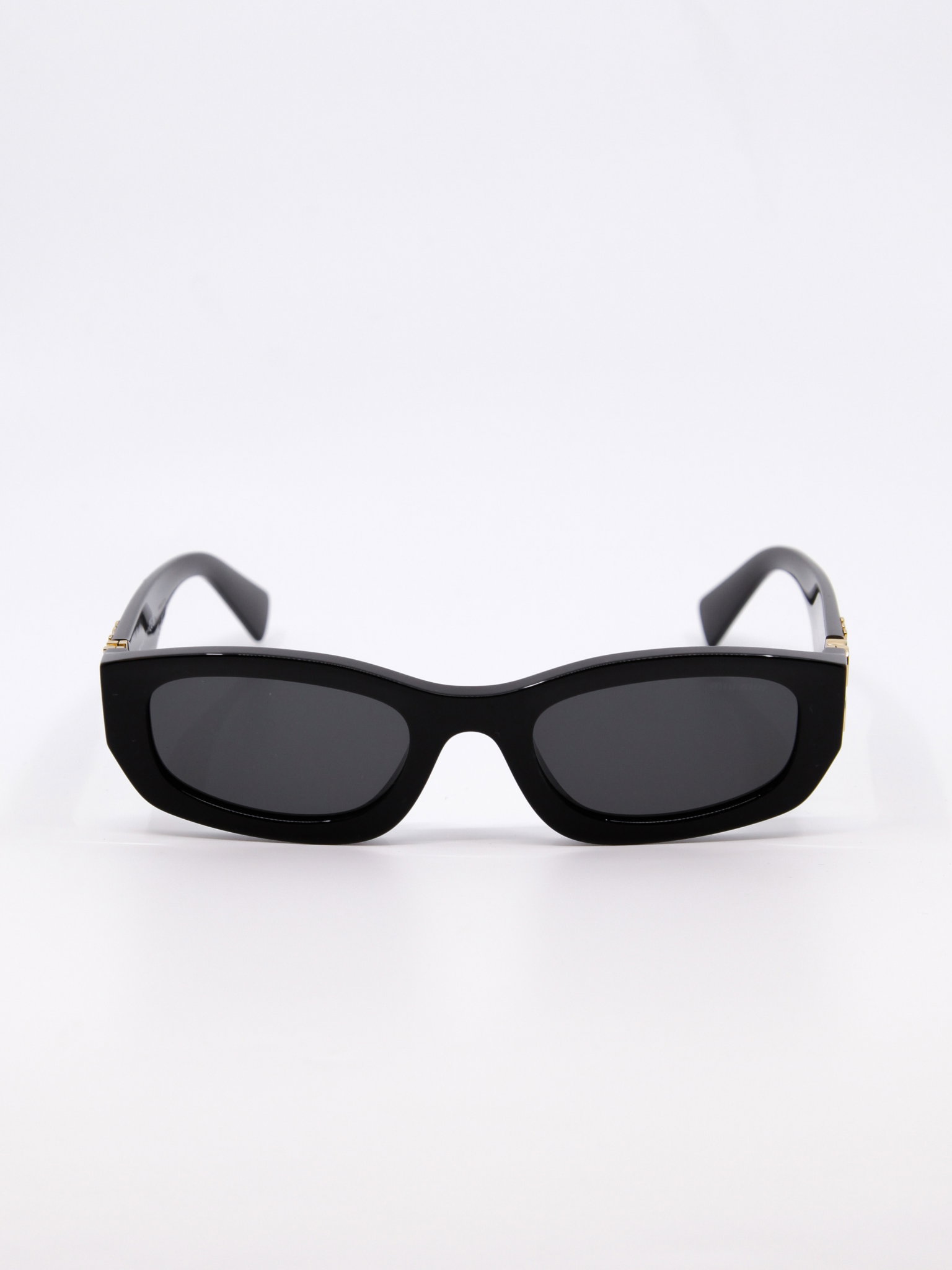 Svart solbrille med klassisk og tidløst design