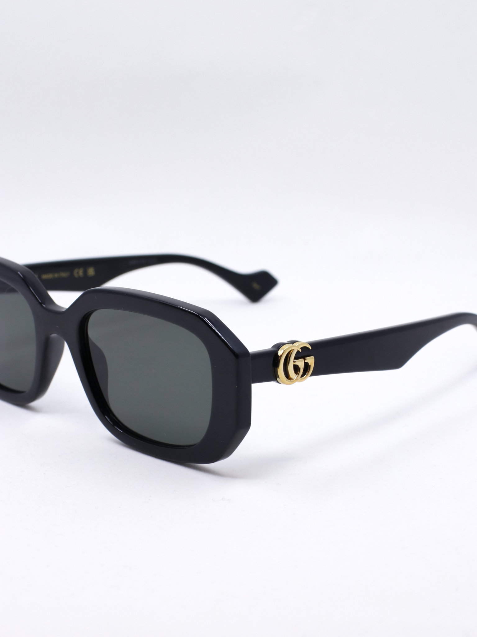 Flerkantet solbrille i svart