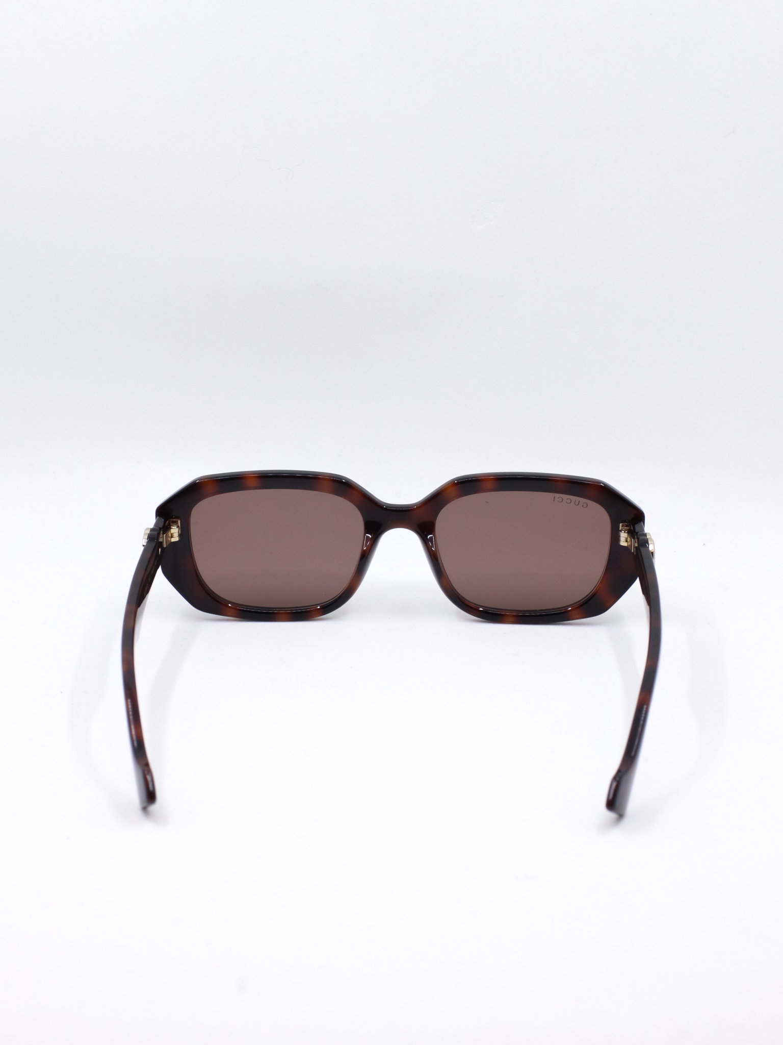 Solbrille med flerkantet form i brun