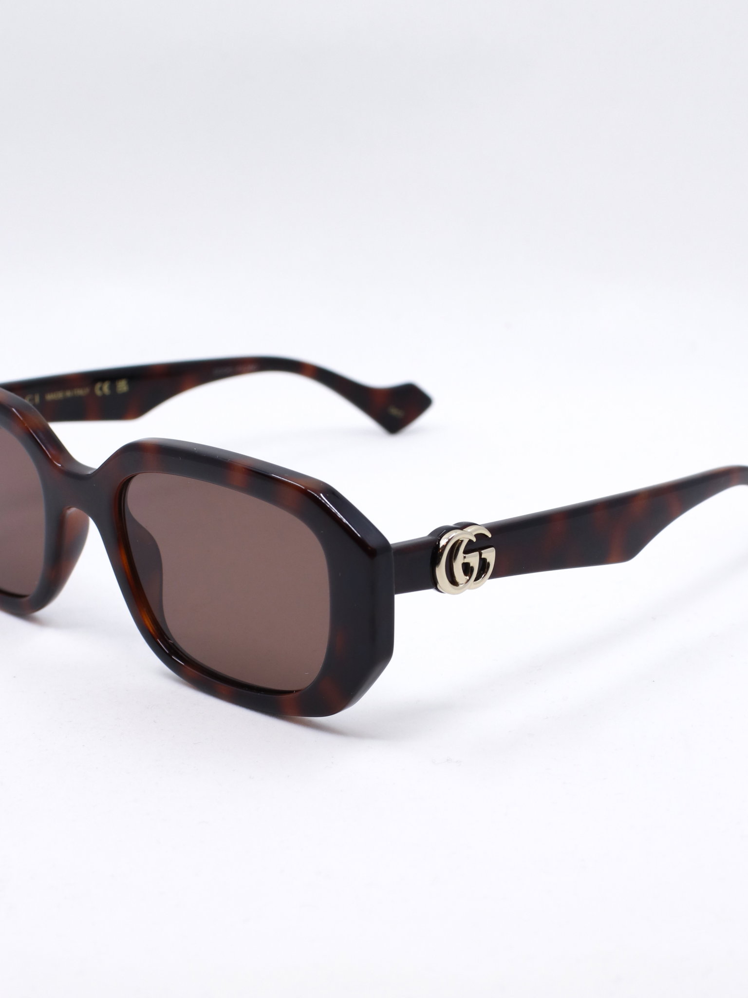Solbrille med flerkantet form i brun