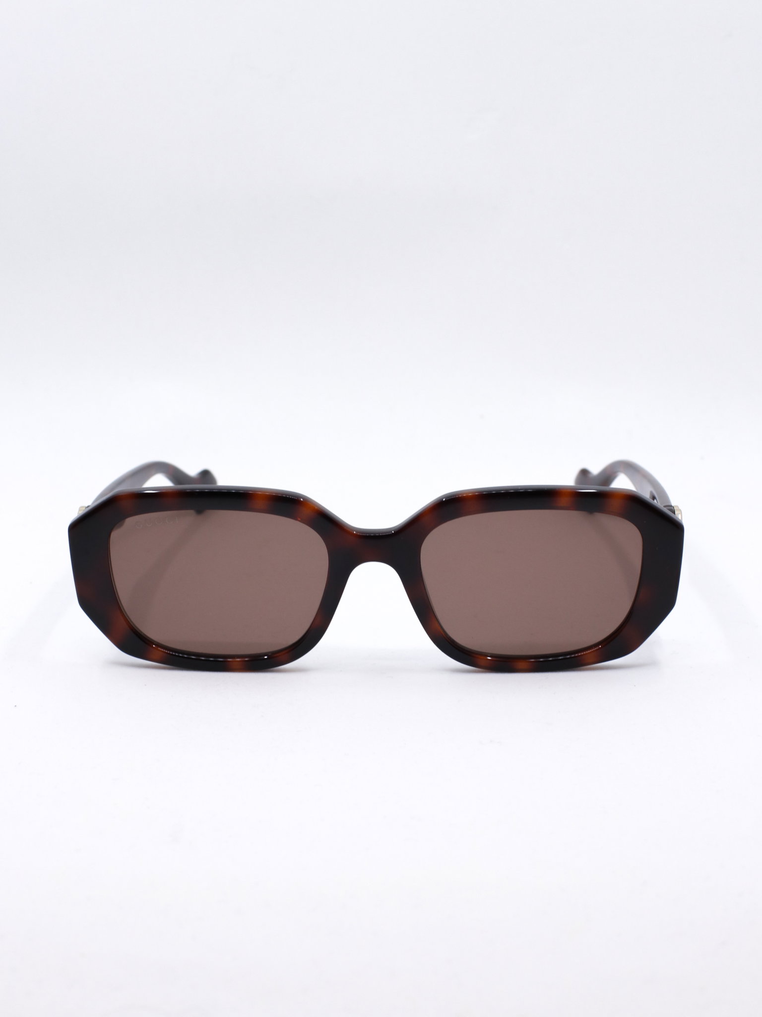 Solbrille med flerkantet form i brun