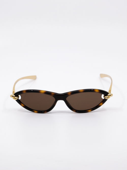 Solbrille i brun med svak cateye fasong og brillestenger i gull