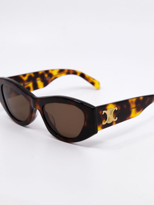 Flerkantet solbrille i brun med svak cateye fasong