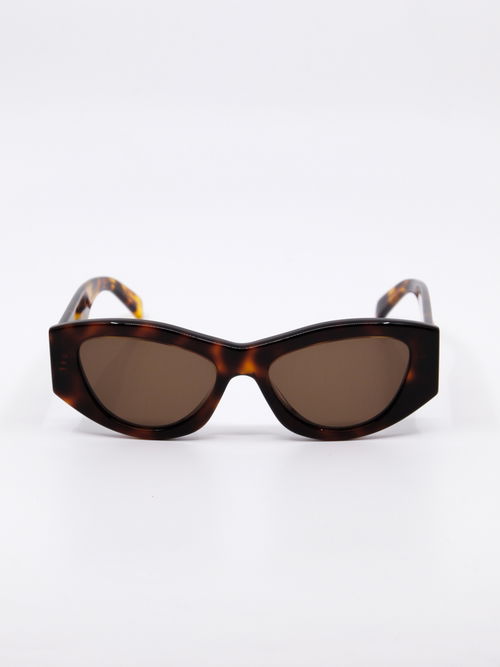 Flerkantet solbrille i brun med svak cateye fasong