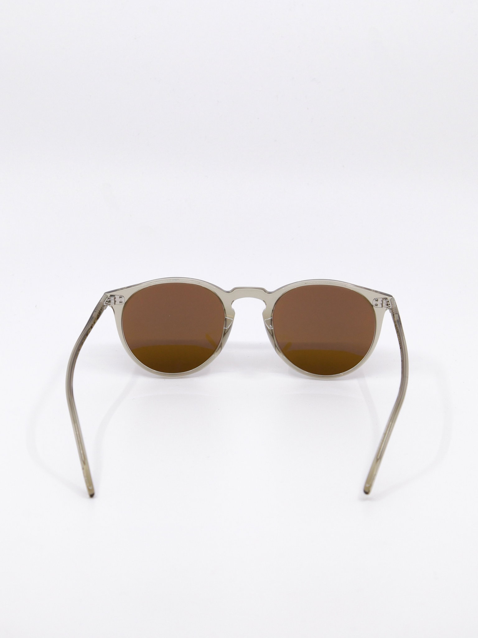 Rund solbrille med beige ramme og brune solbrilleglass