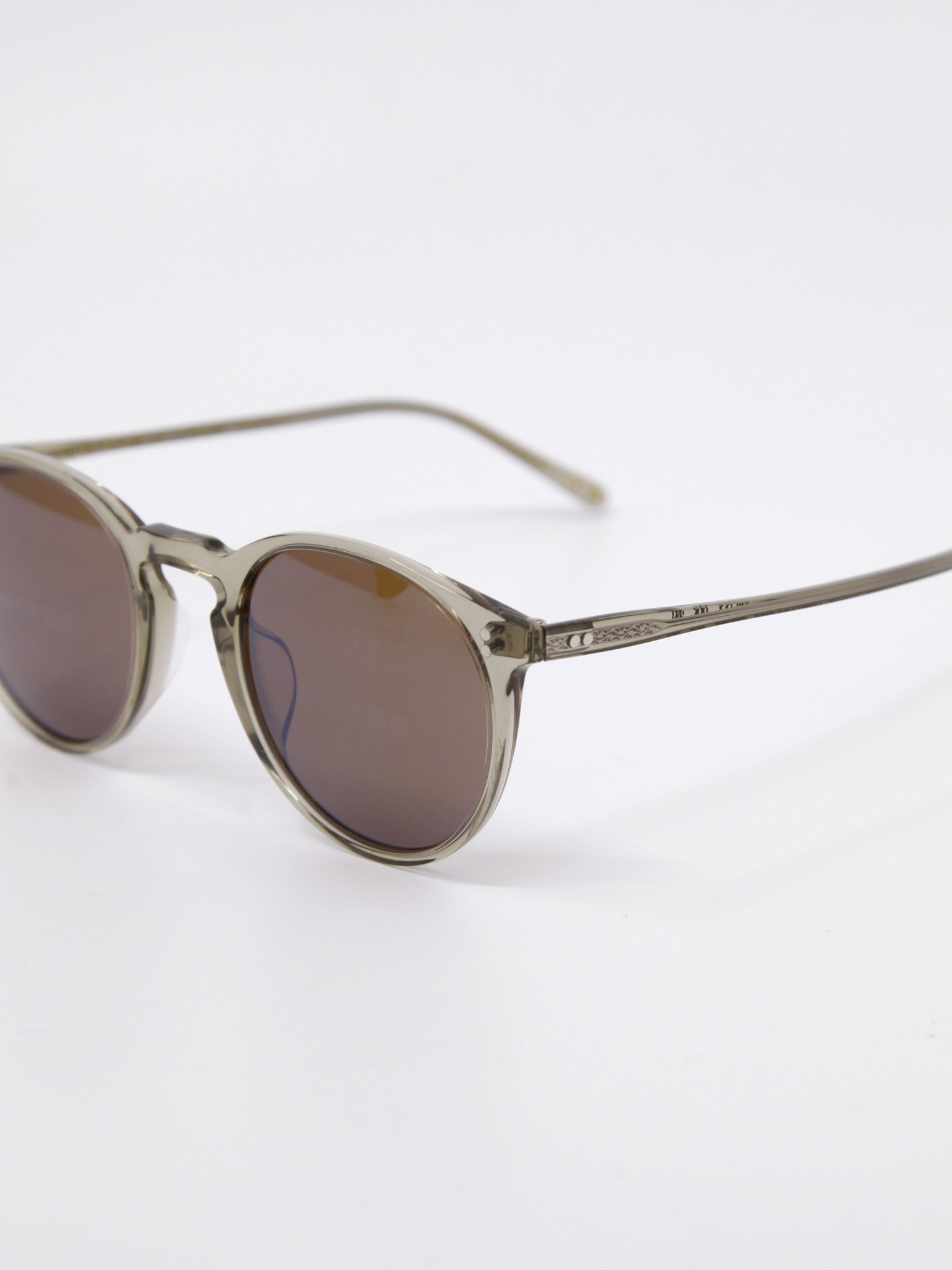 Rund solbrille med beige ramme og brune solbrilleglass