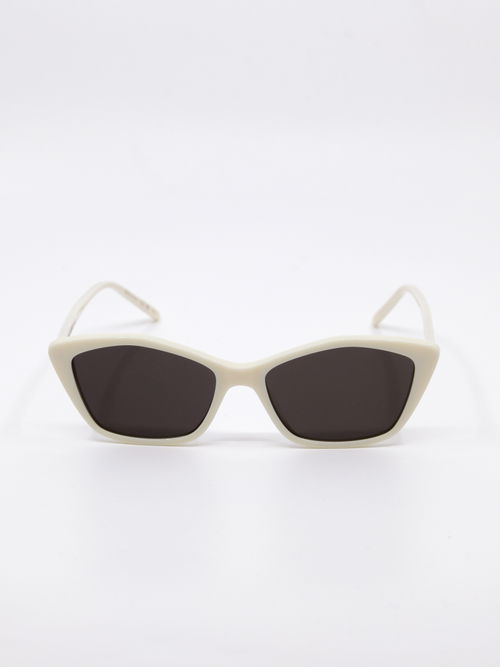 Solbrille med hvit ramme, cateye fasong og mørke solbrilleglass