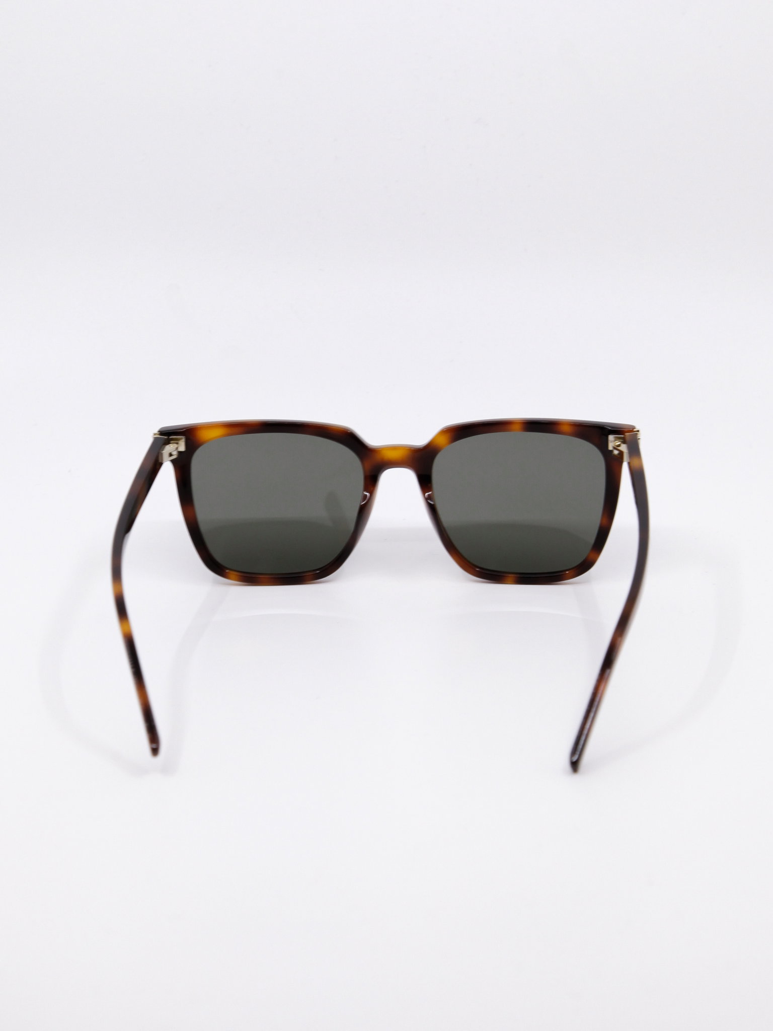 Brun solbrille med grå solbrilleglass og rektangulær fasong