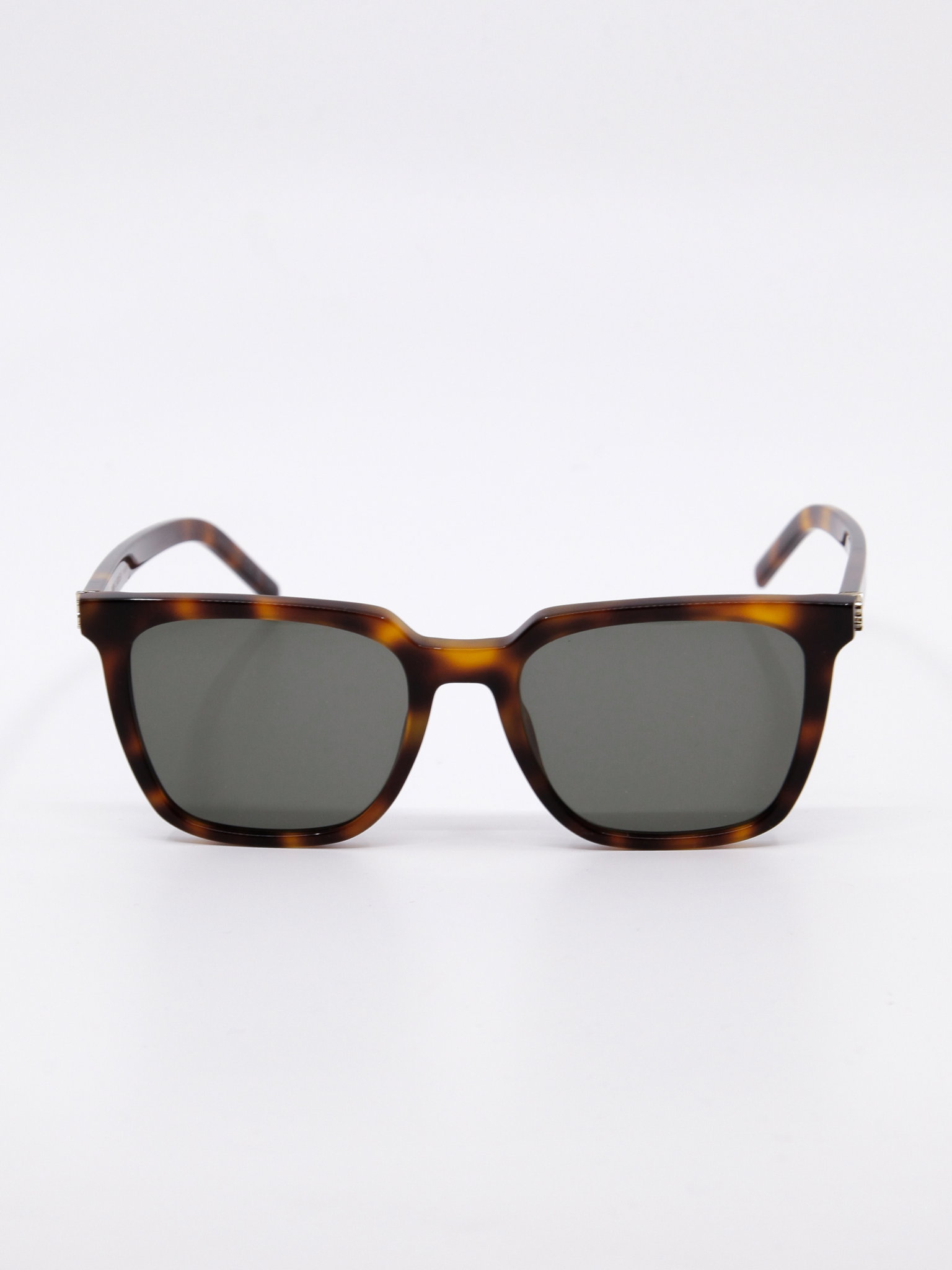 Brun solbrille med grå solbrilleglass og rektangulær fasong