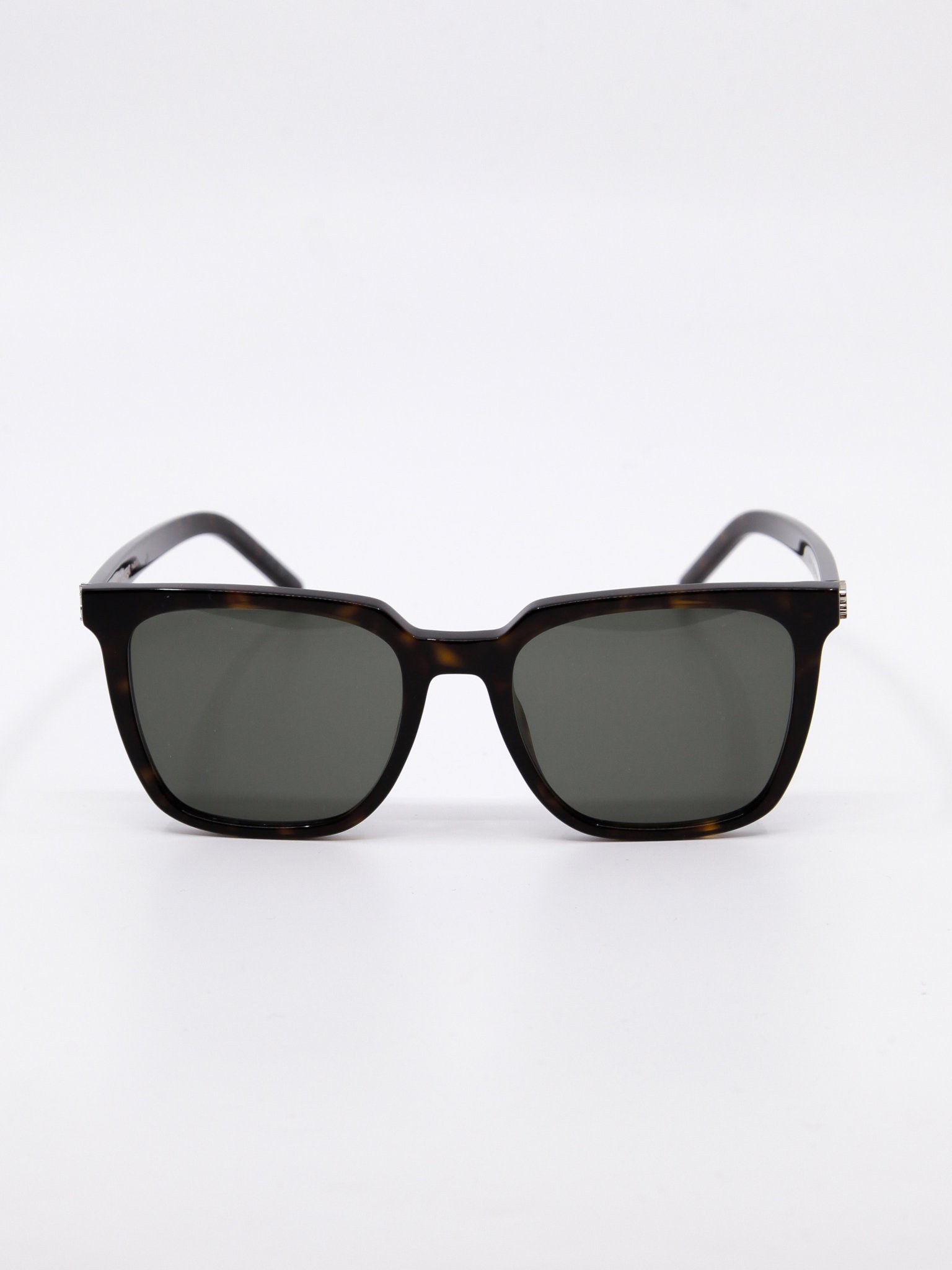 Solbrille med store solbrilleglass, brun ramme og mørke solbrilleglass. Rektangulær fasong