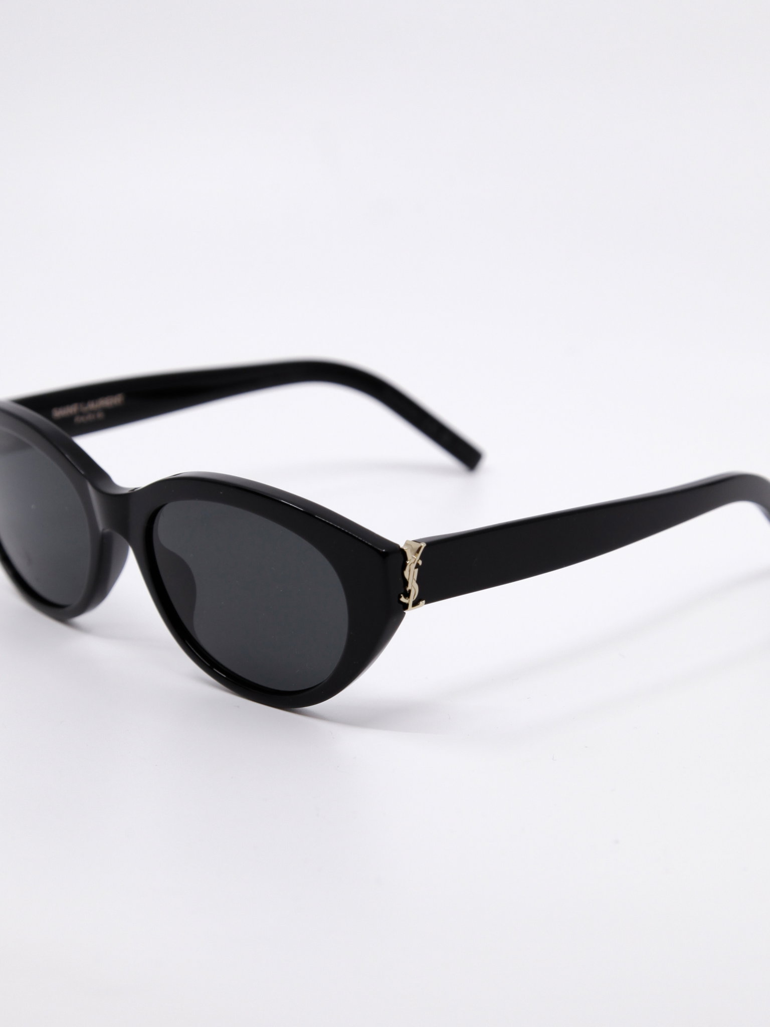 Solbrille i svart med svak cateye fasong
