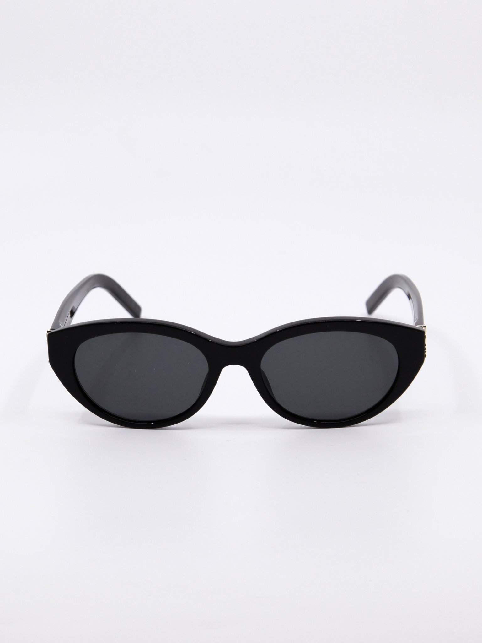 Solbrille i svart med svak cateye fasong