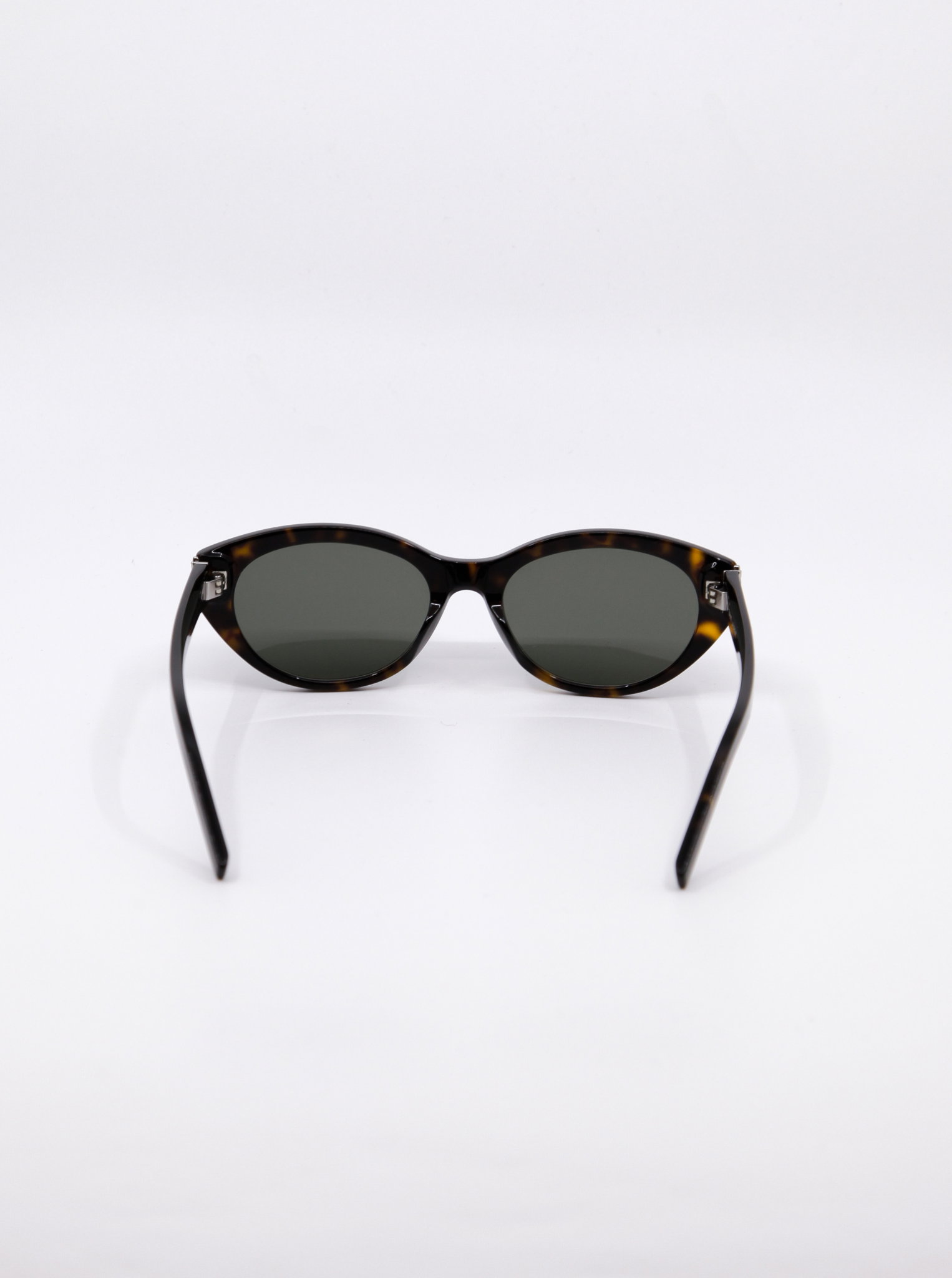 Solbrille i brun med svak cateye fasong