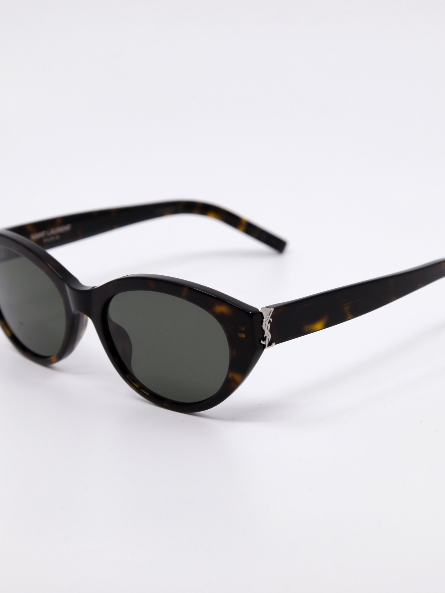 Solbrille i brun med svak cateye fasong