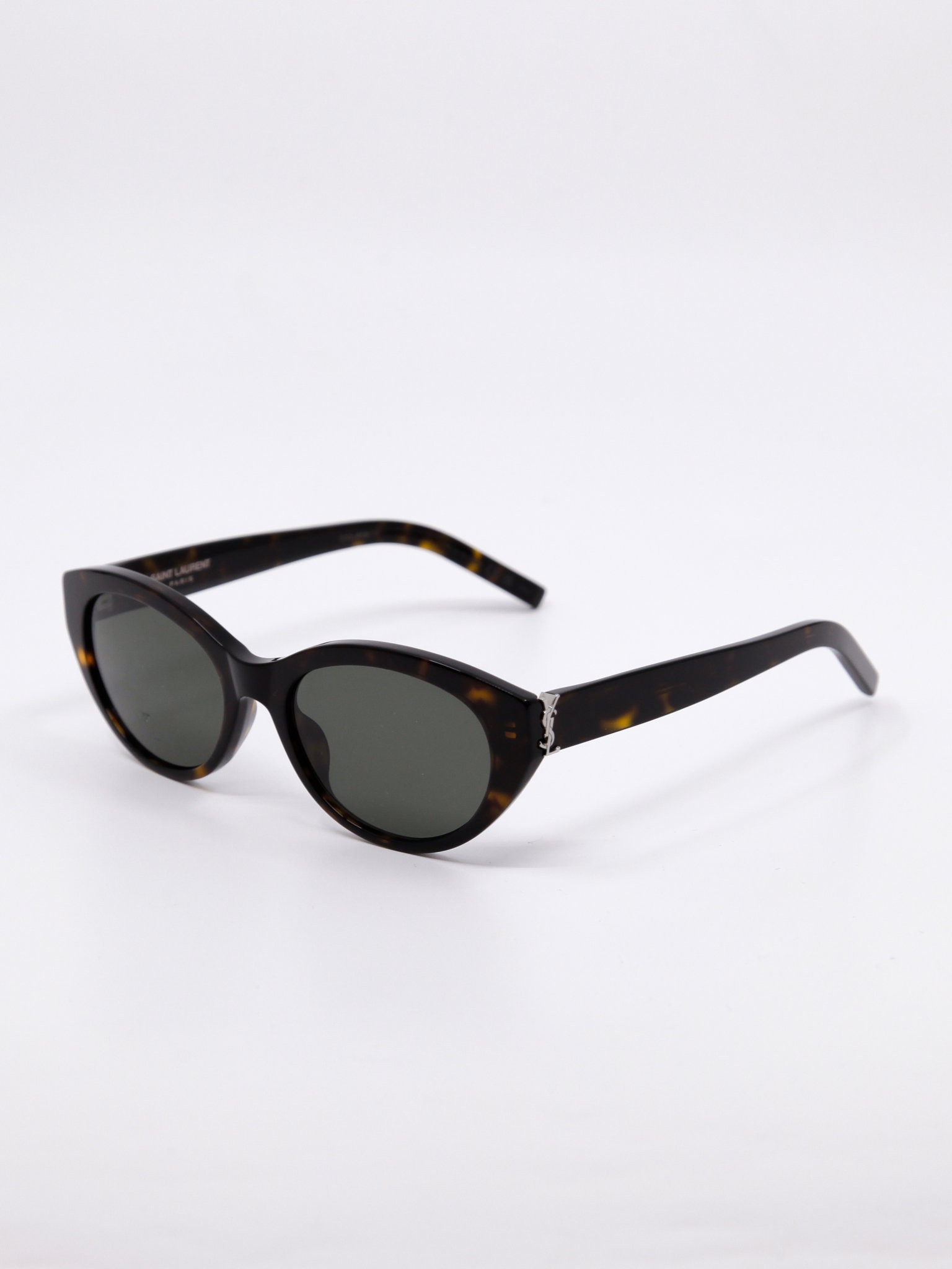 Solbrille i brun med svak cateye fasong
