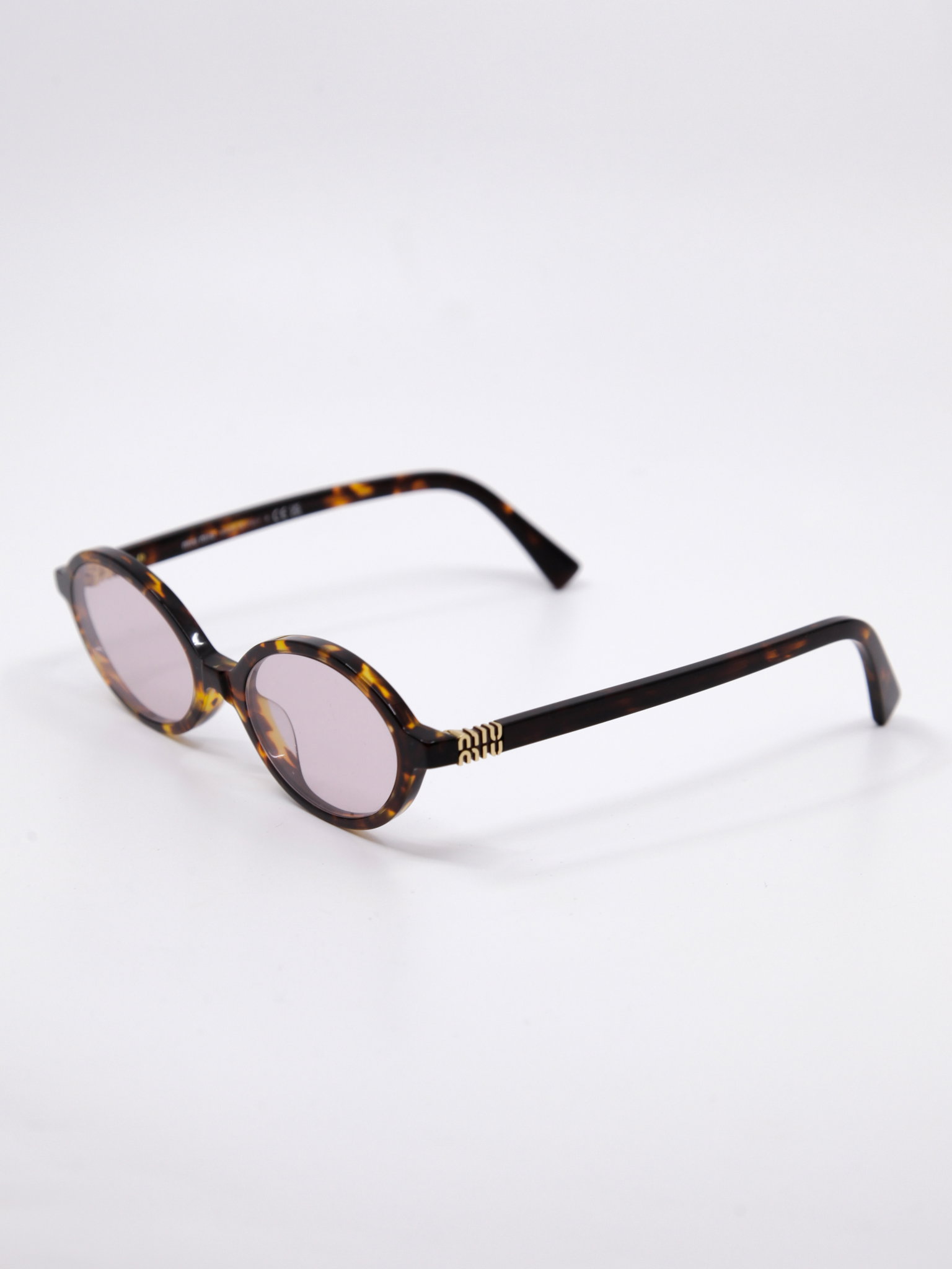 Oval solbrille med brun ramme og rosa glass