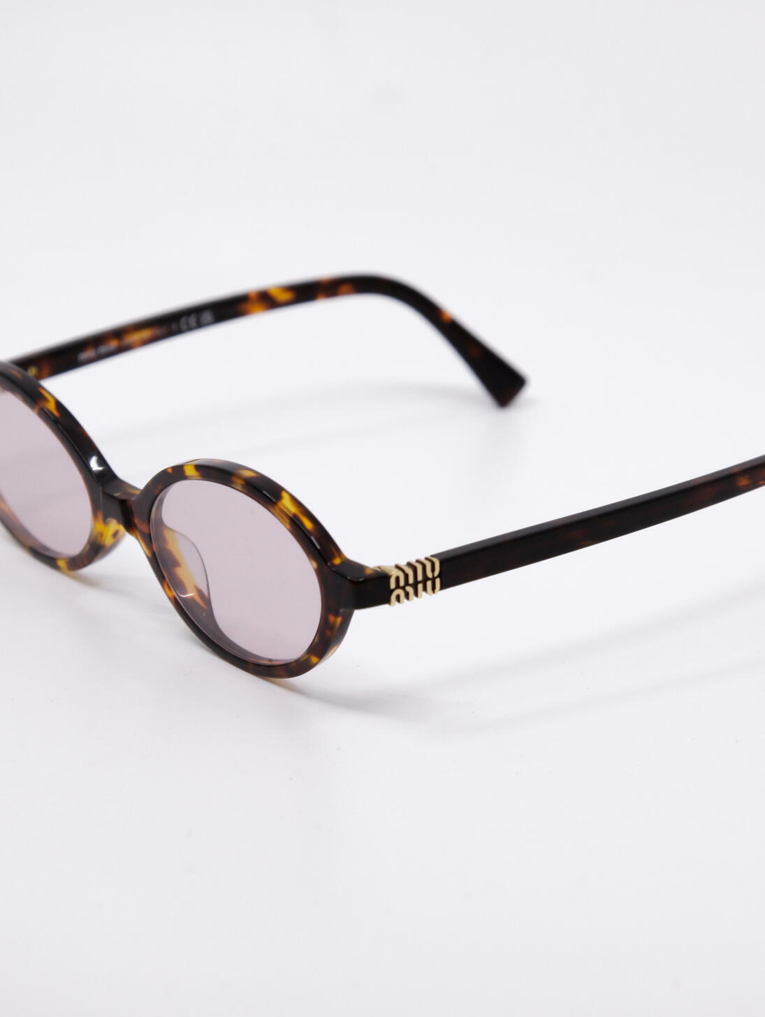 Oval solbrille med brun ramme og rosa glass