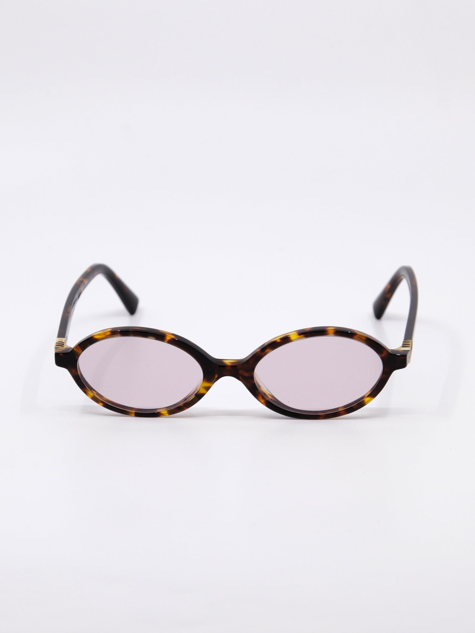 Oval solbrille med brun ramme og rosa glass