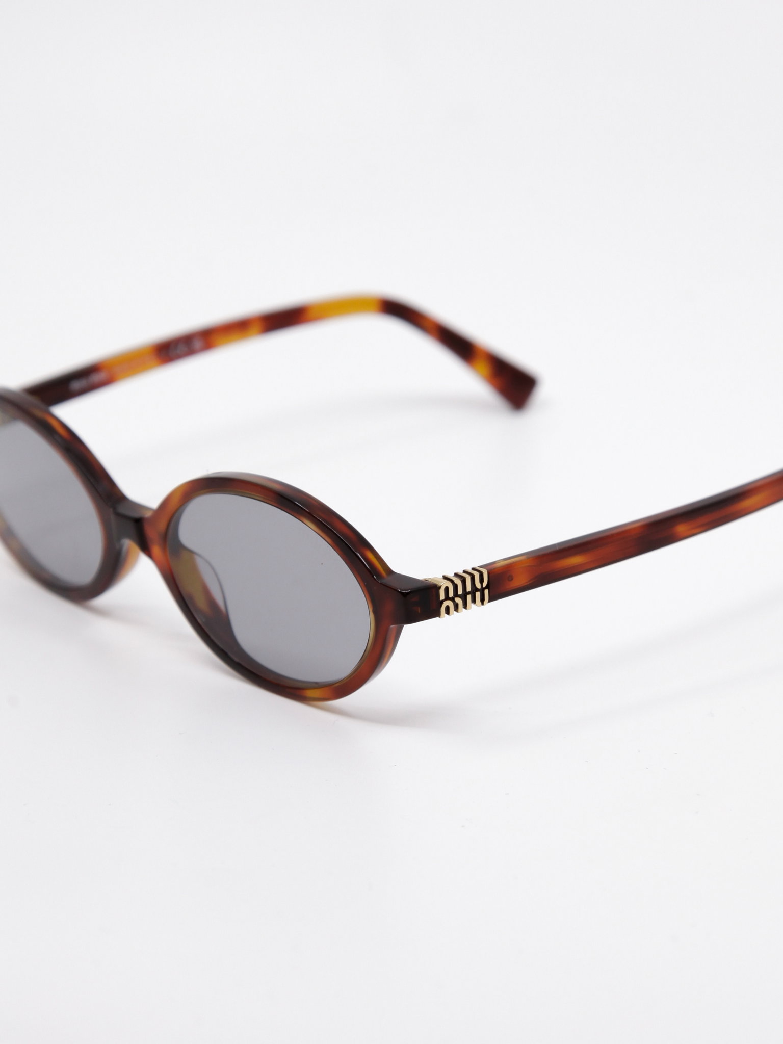 Oval solbrille, brun ramme og grå solbrilleglass