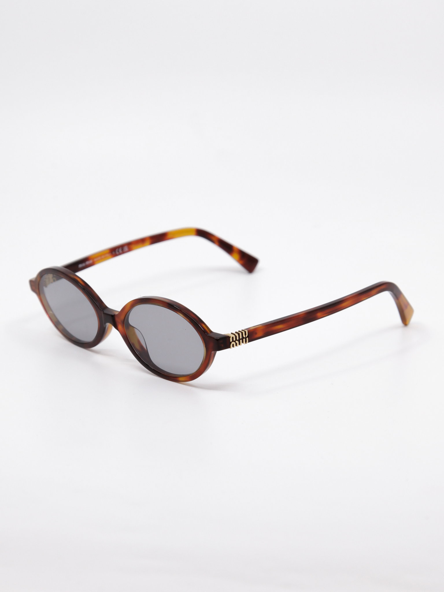 Oval solbrille, brun ramme og grå solbrilleglass