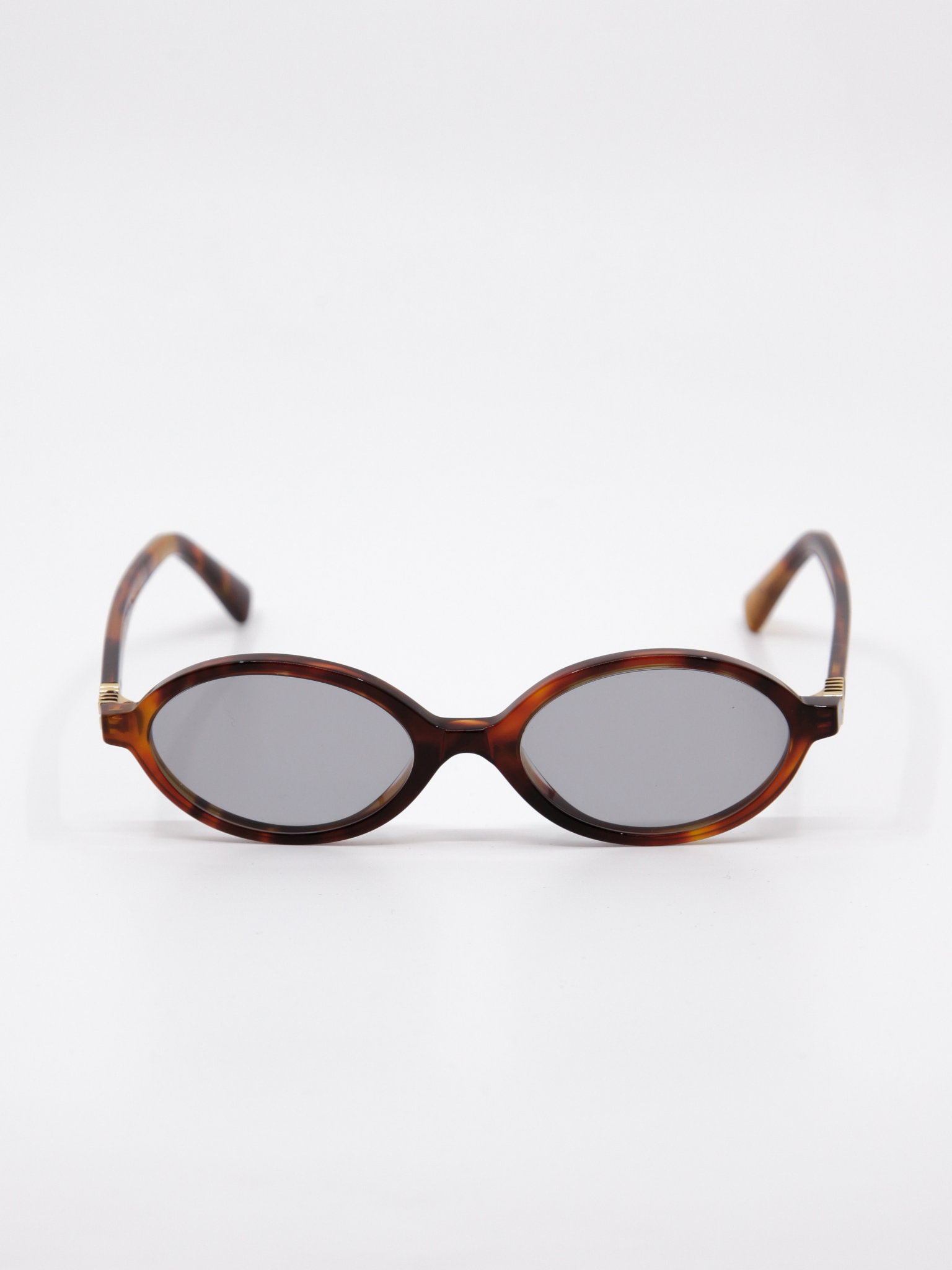 Oval solbrille, brun ramme og grå solbrilleglass