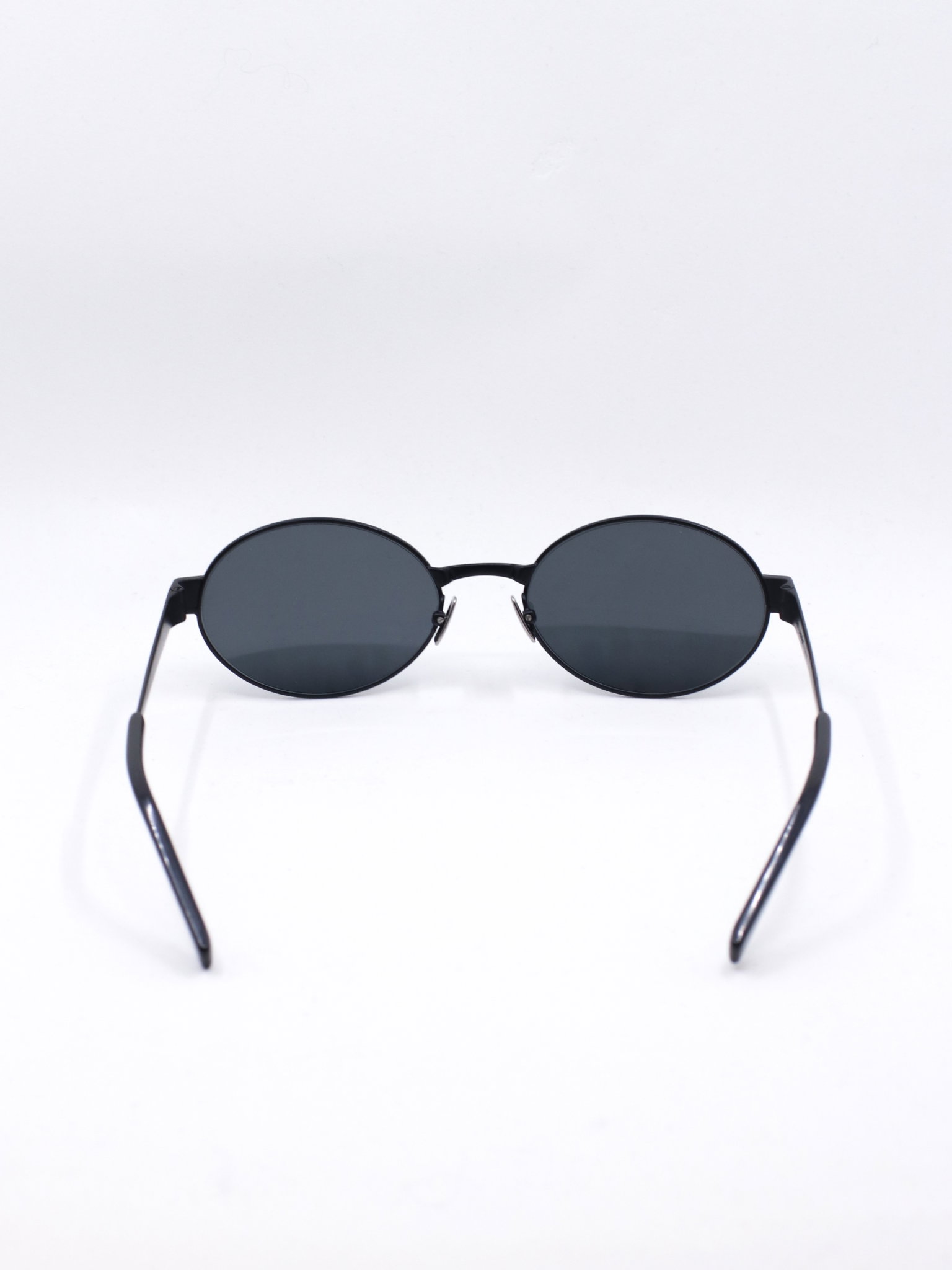 Svart metallsolbrille med oval fasong