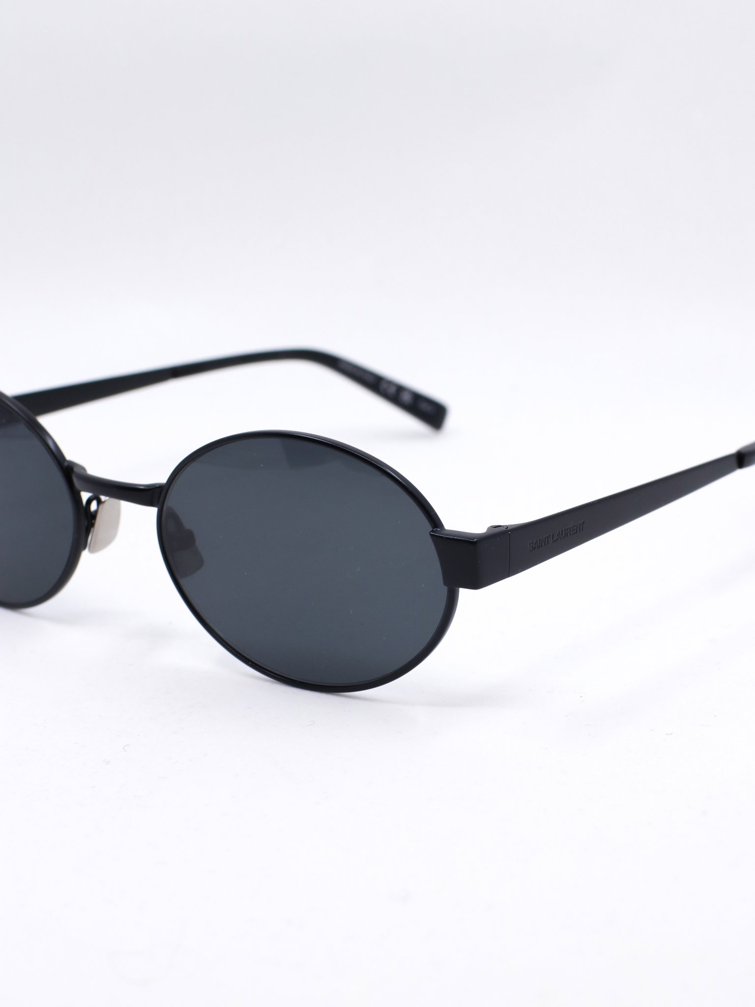 Svart metallsolbrille med oval fasong