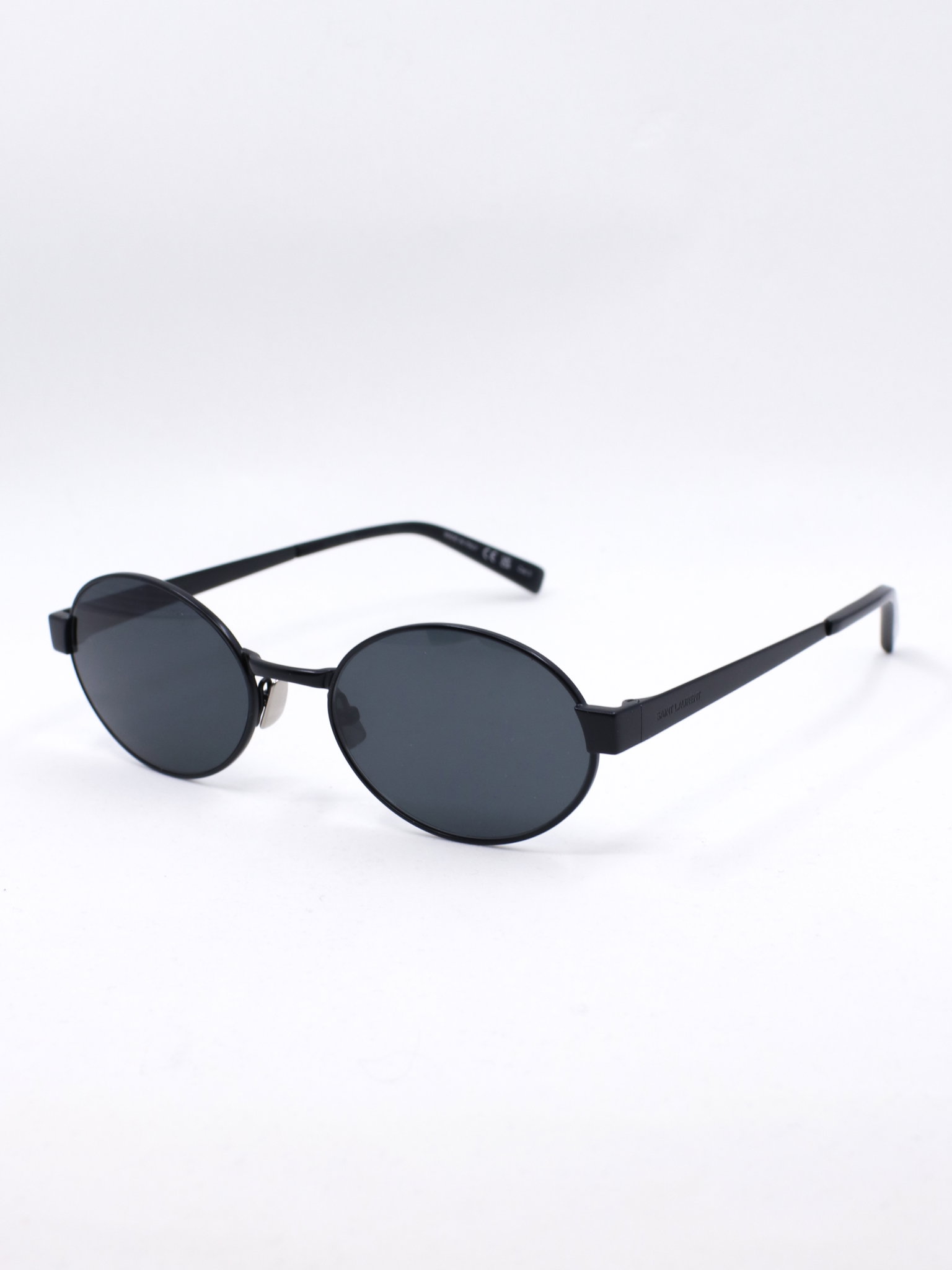 Svart metallsolbrille med oval fasong