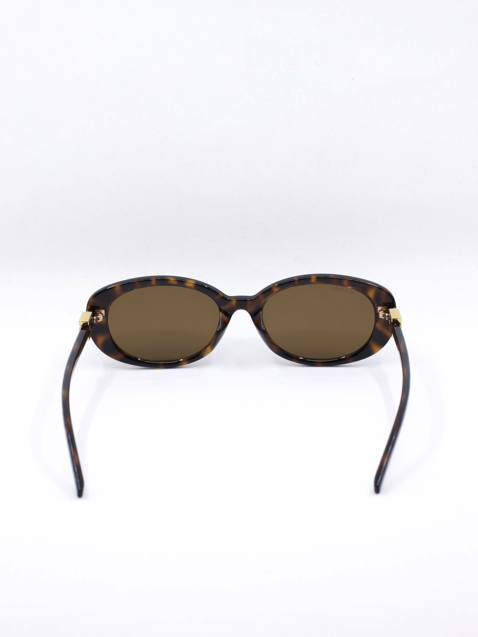 Brun solbrille med brune glass og avrundede kanter