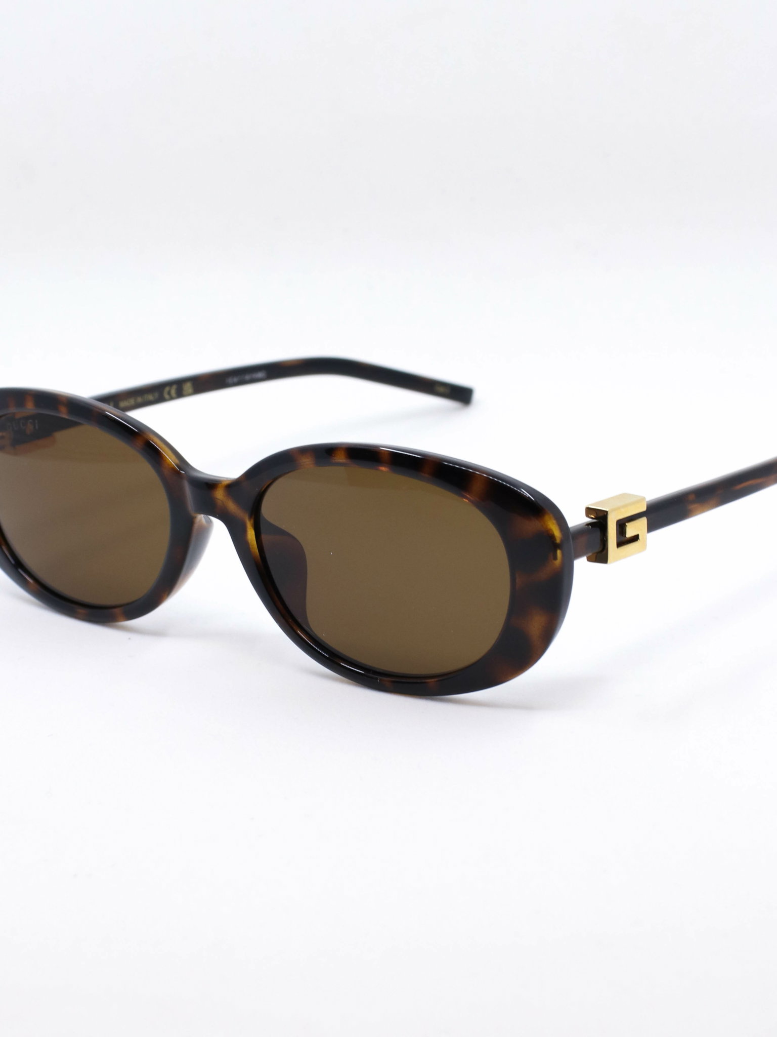 Brun solbrille med brune glass og avrundede kanter