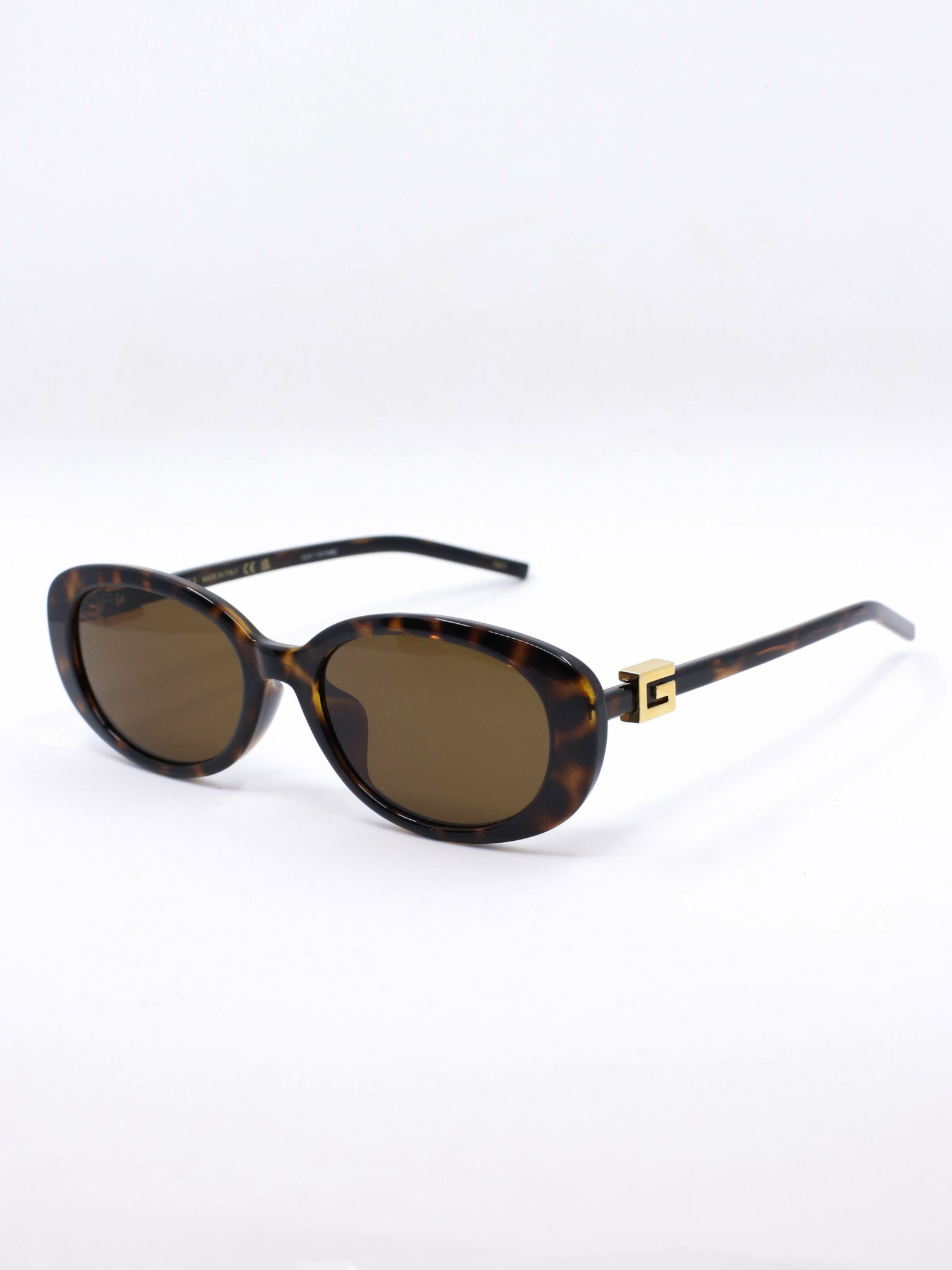 Brun solbrille med brune glass og avrundede kanter