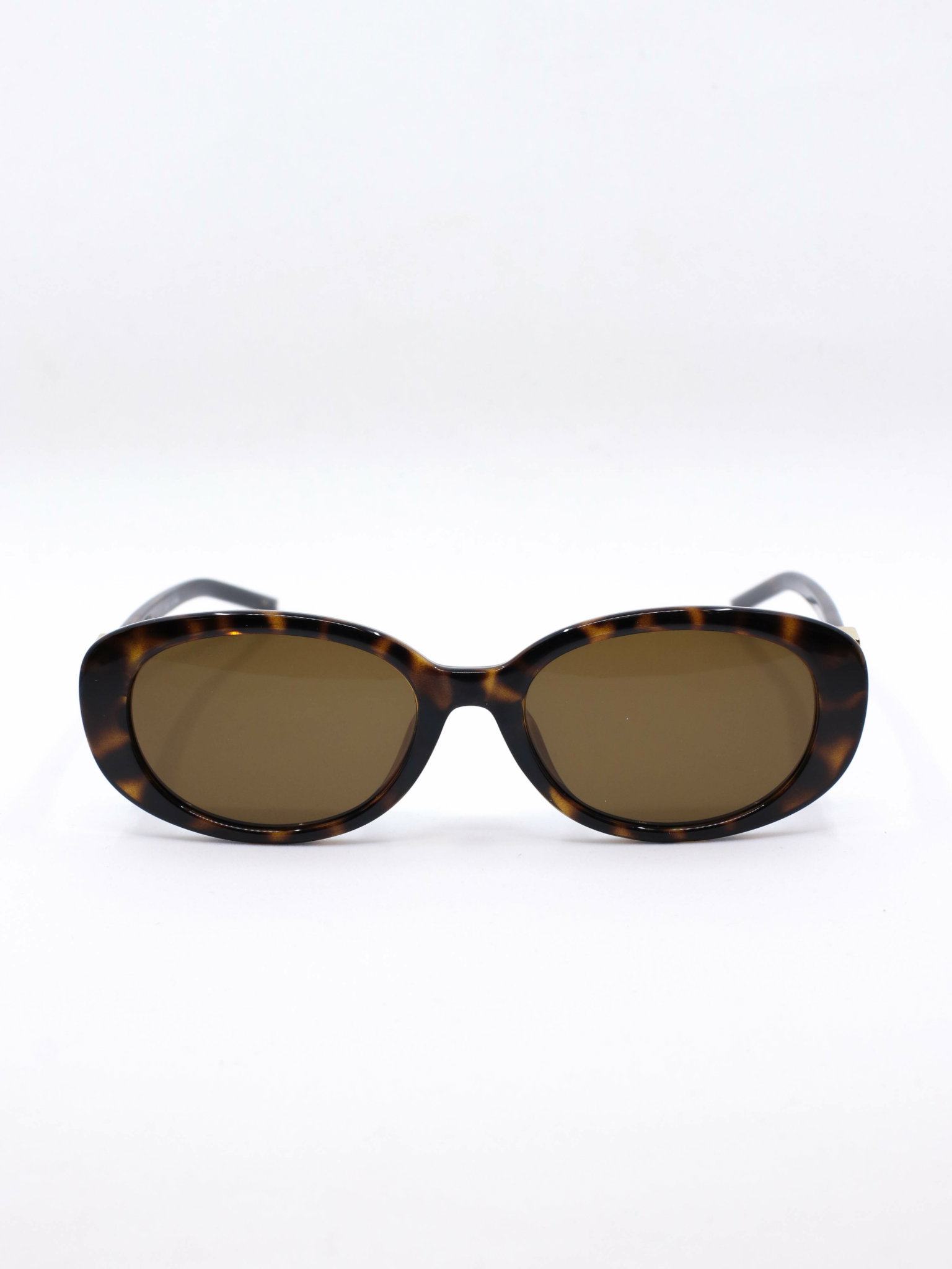 Brun solbrille med brune glass og avrundede kanter