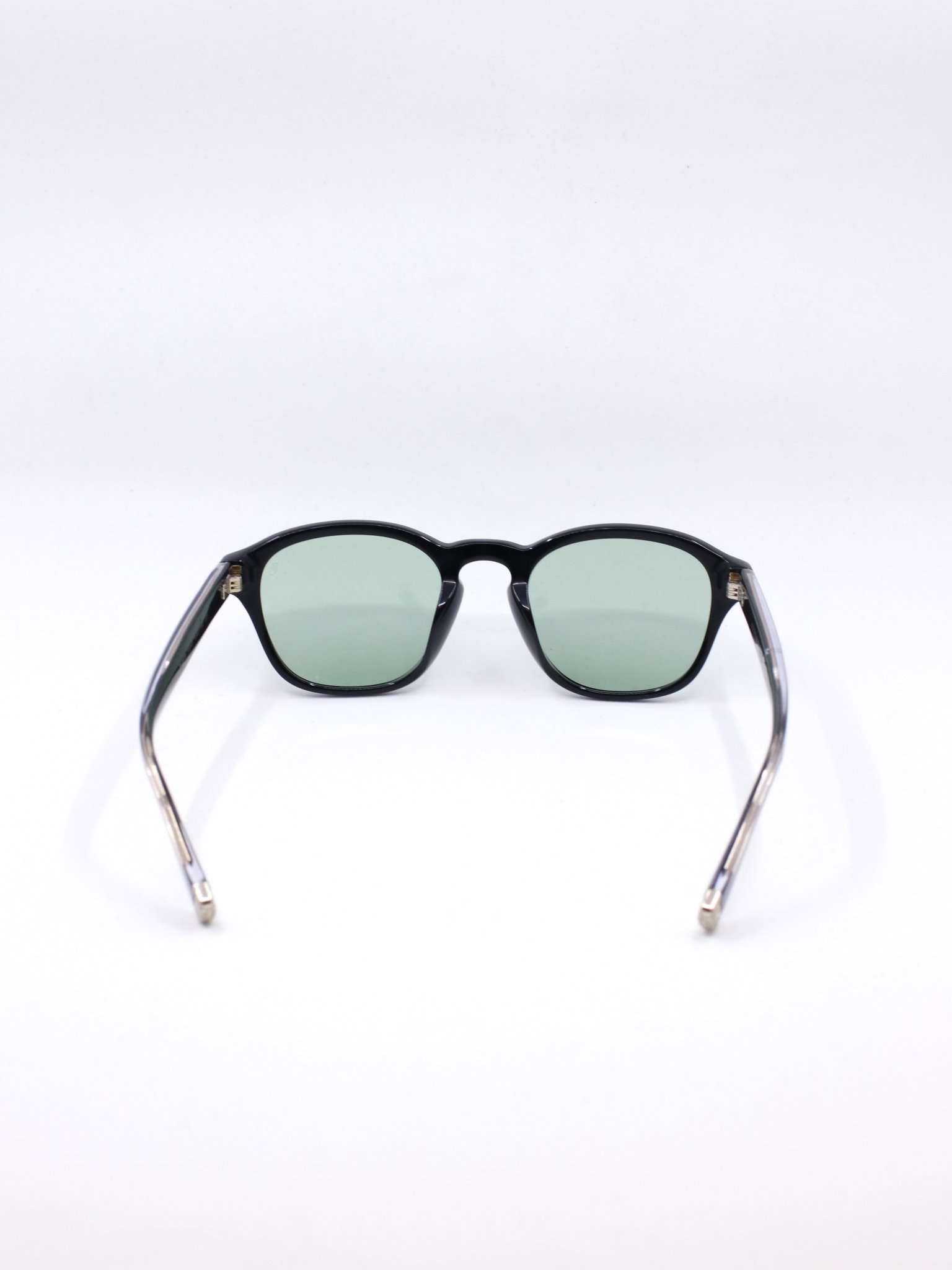 Svart solbrille med grønne glass