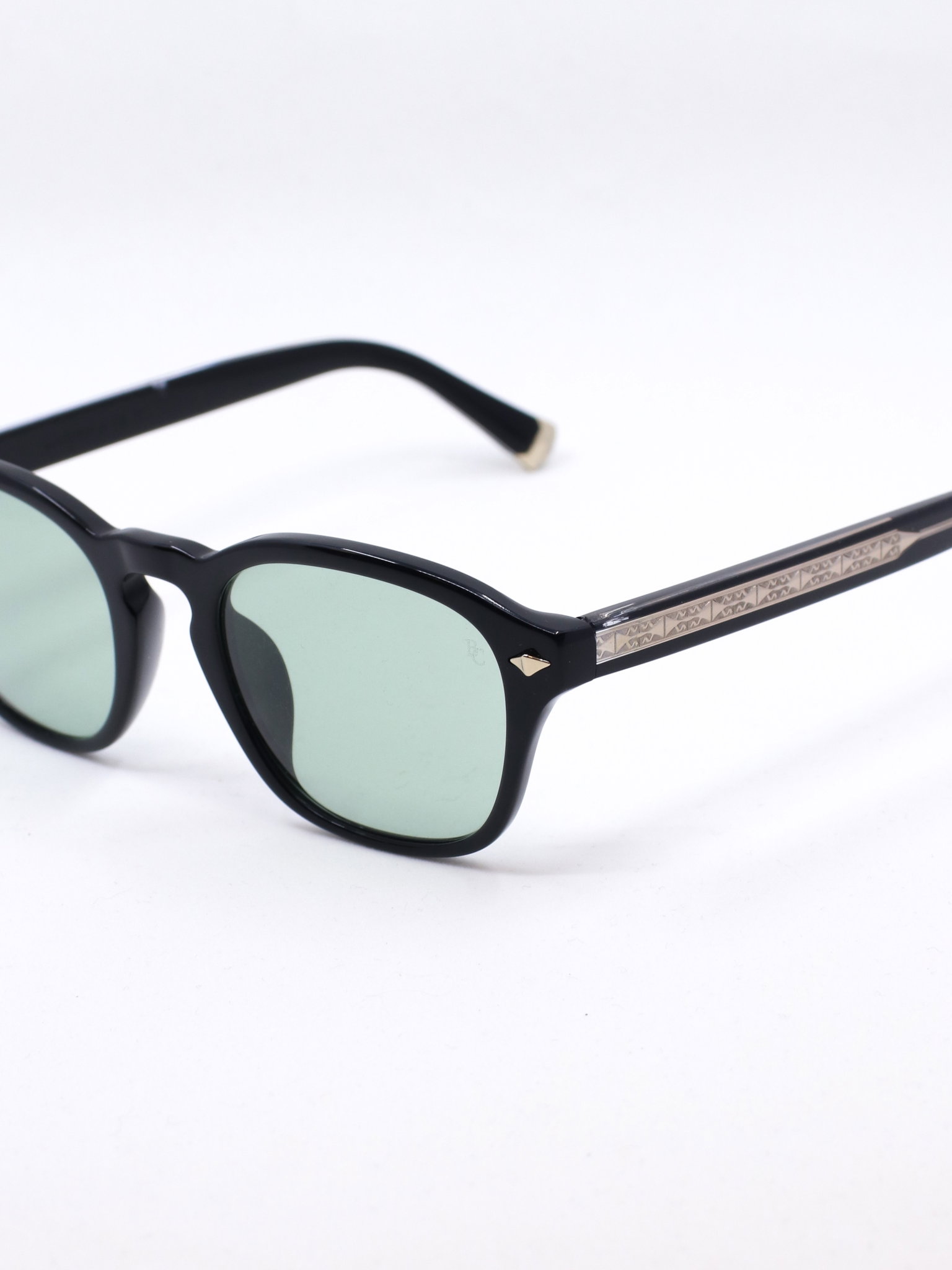Svart solbrille med grønne glass