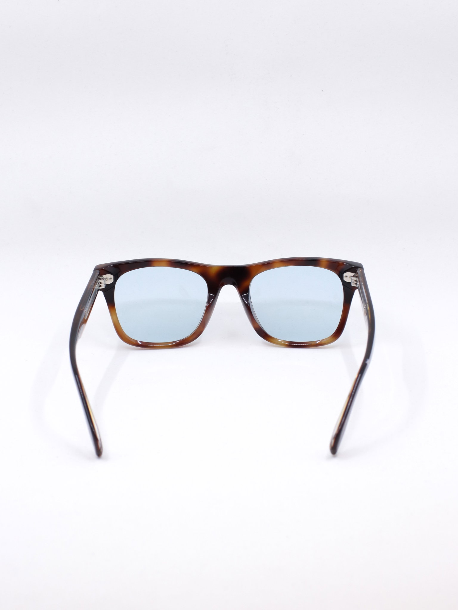 Solbrille med brun ramme og blå glass