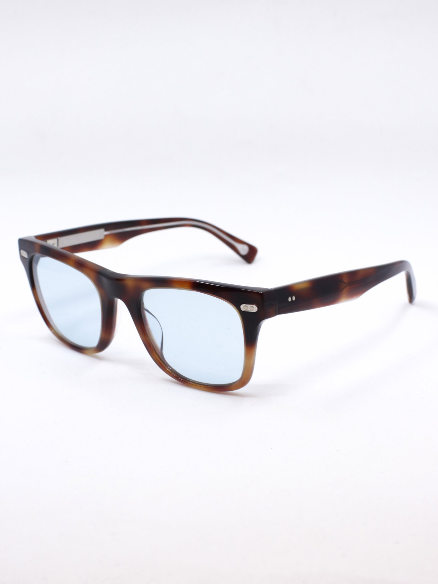 Solbrille med brun ramme og blå glass